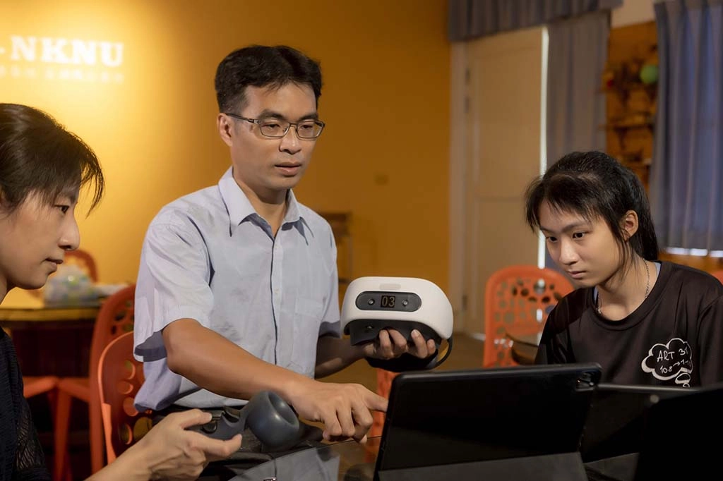 黃銘廣引入AR、VR等智慧科技教育，協助孩子進行國際交流。