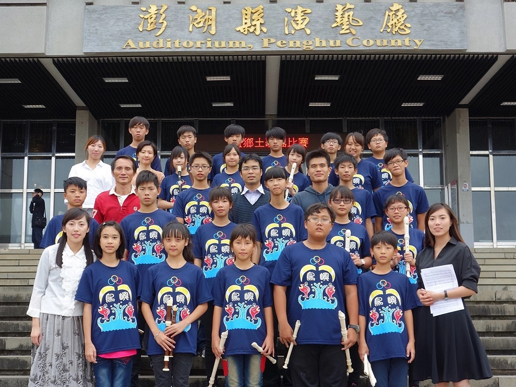 黃銘廣（三排右四）透過音樂演出陶冶孩子的性情，改變他們的氣質。
