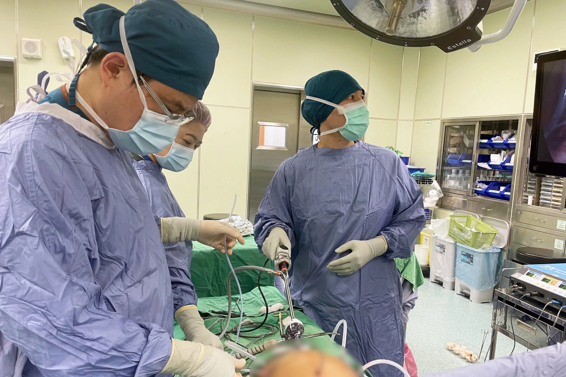 外科團隊以微創手術清除肉眼可見的所有腫瘤，再接續進行腹腔溫熱化療作業。