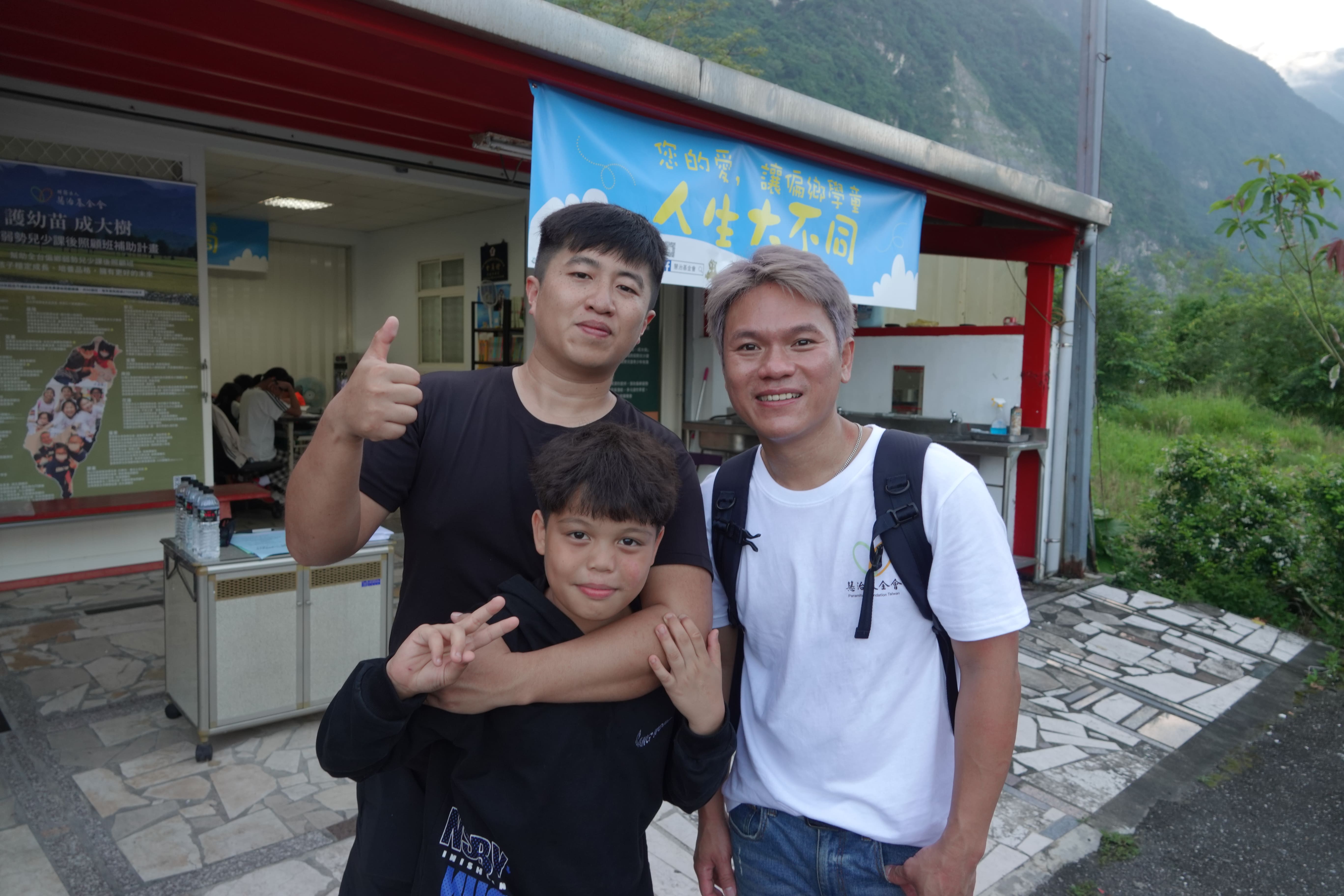 慧治公益大使舒米恩,與「崇德下村小學堂」的阿浩老師,還有舒米恩的小粉絲,一起歡喜合影,留下最美好的回憶。