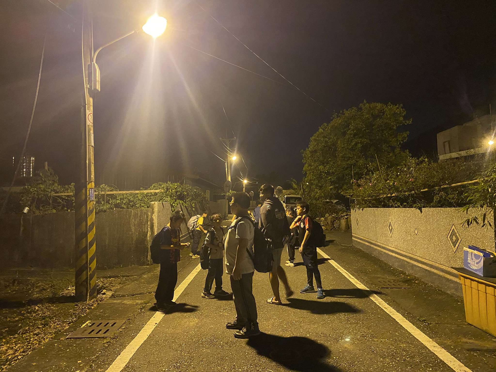為了守護每個孩子的安全,夜色中,阿浩老師每天都在下課後,親自送孩子們回家。
