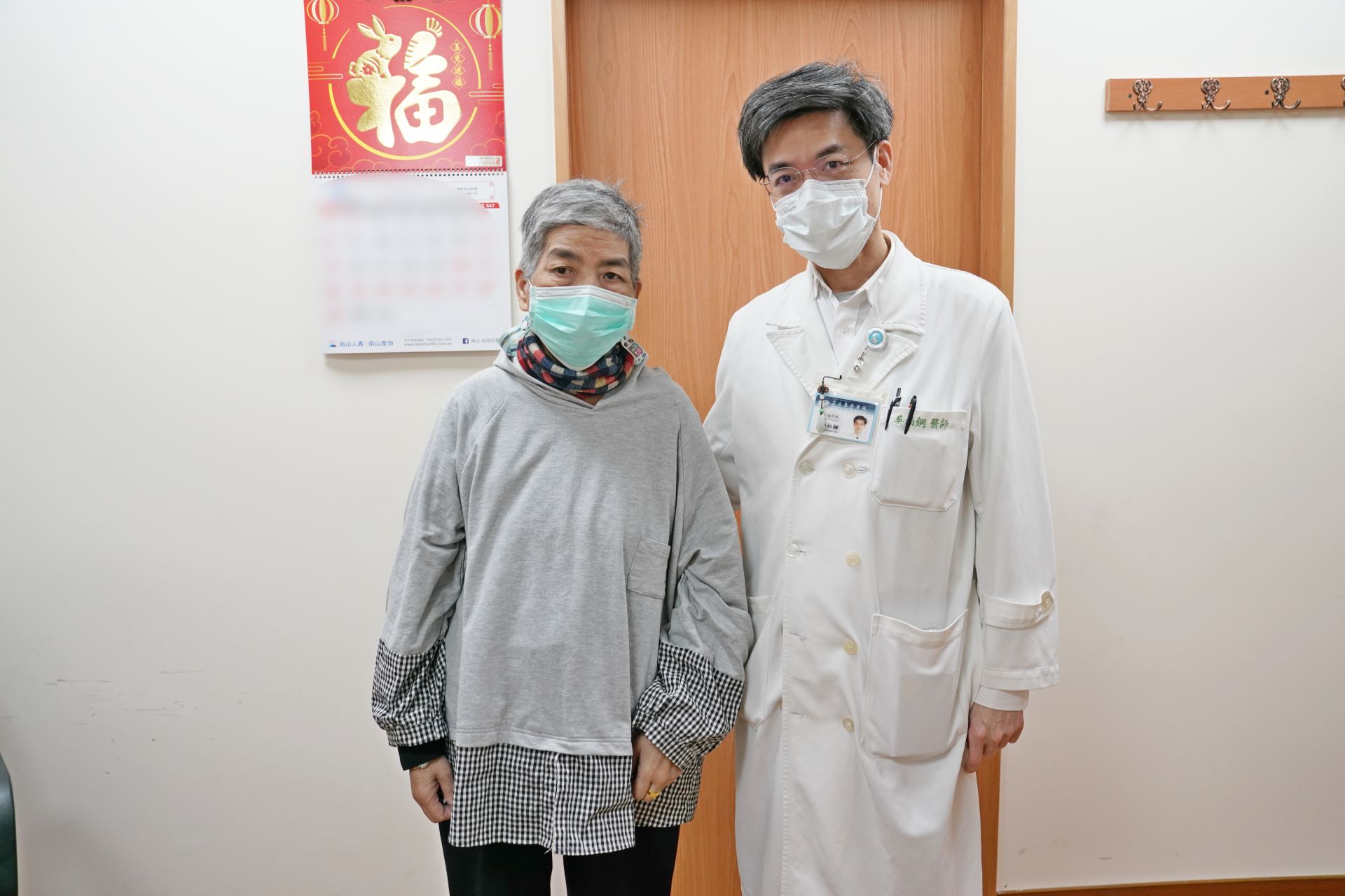 吳柏鋼醫師(右)幫體重93.4公斤的糖尿病病友陳女士進行「減重代謝手術」治療後,不僅血糖獲得良好控制,糖化血色素降到正常值,體重也降到59.5公斤。