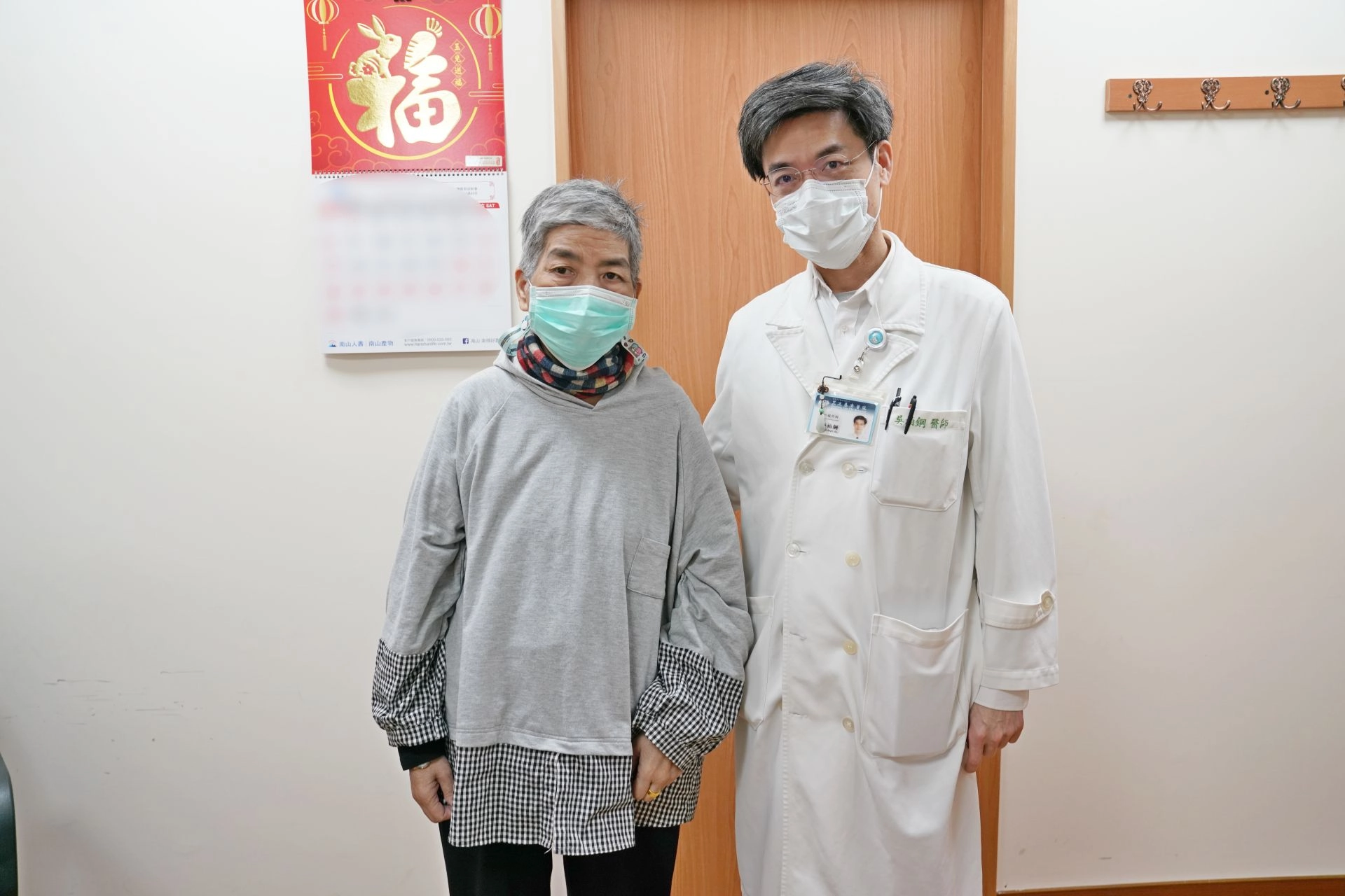 吳柏鋼醫師（右）幫體重93.4公斤的糖尿病病友陳女士進行「減重代謝手術」治療後，不僅血糖獲得良好控制，糖化血色素降到正常值，體重也降到59.5公斤。