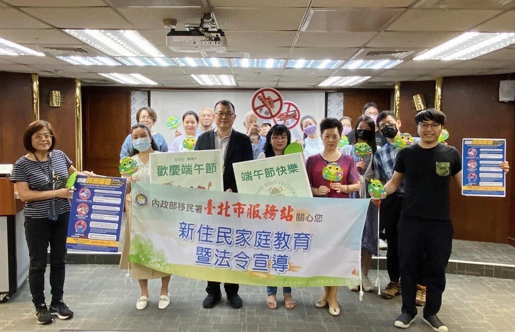 移民署臺北市服務站舉辦「新住民家庭教育暨法令宣導課程」，學員們製作粽子造型的扇子。(前排左三為臺北市服務站視察鄭宗仁、左四為邱桂梅)