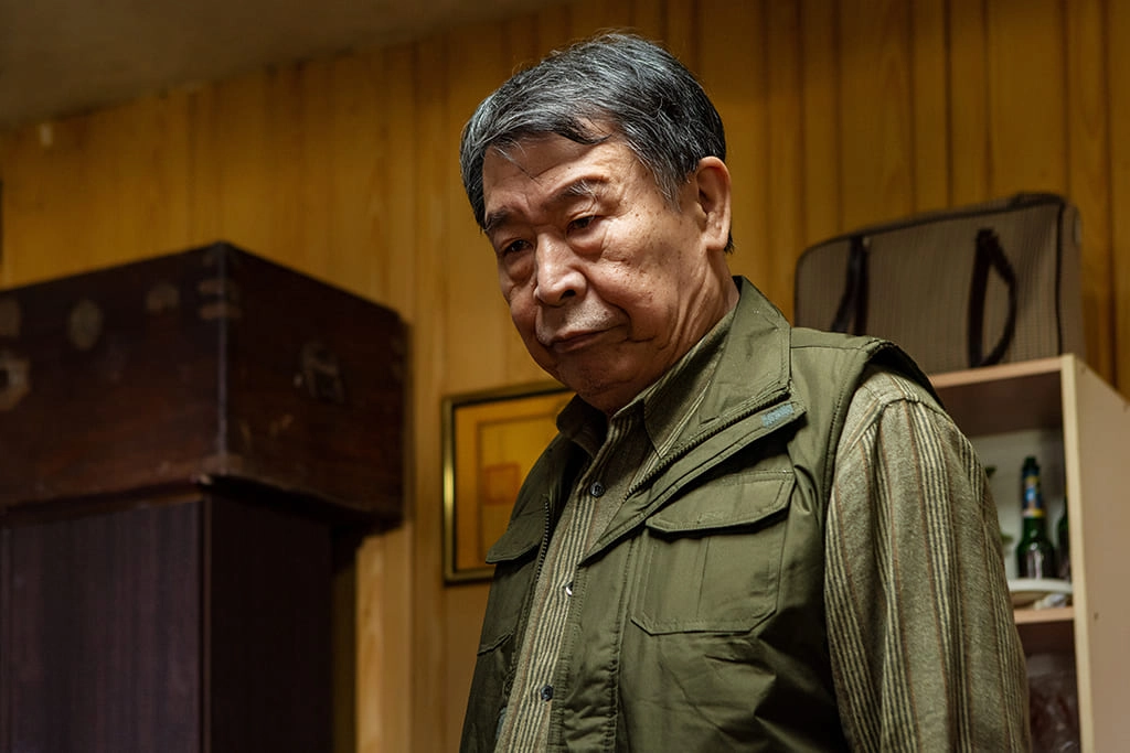 陸一龍在《搜尋者》中飾演貪心算計的老榮民，與在現實中的自己個性完全相反