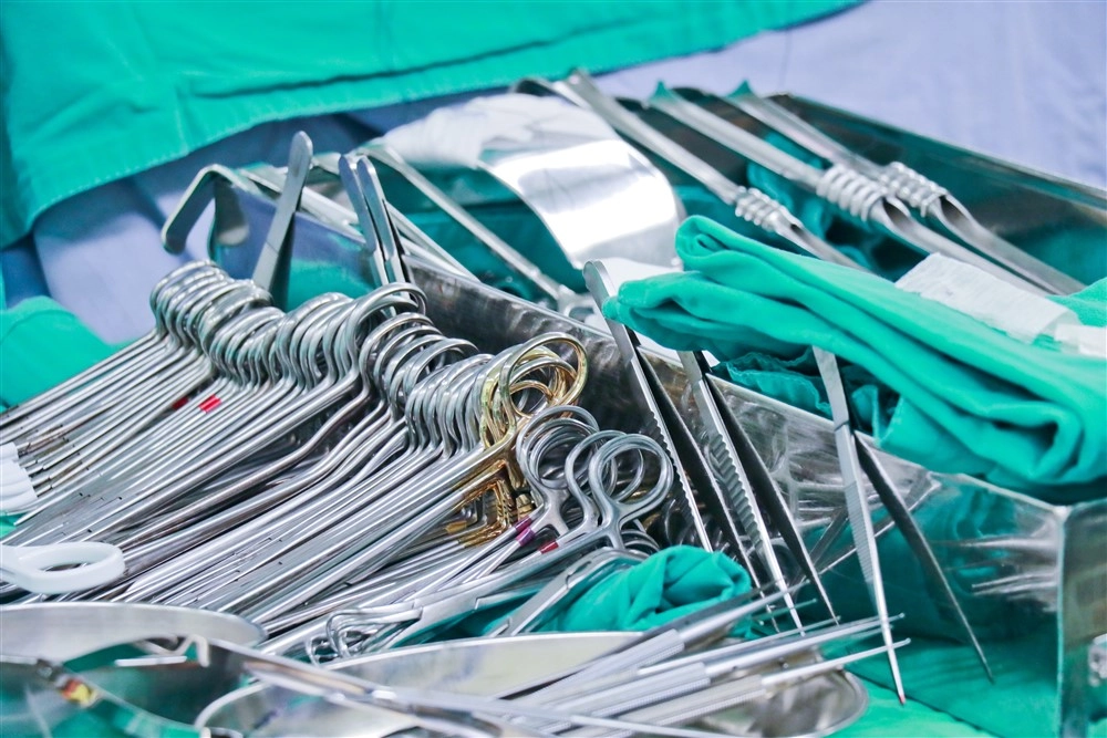 無菌器械陳列供外科醫師手術使用。