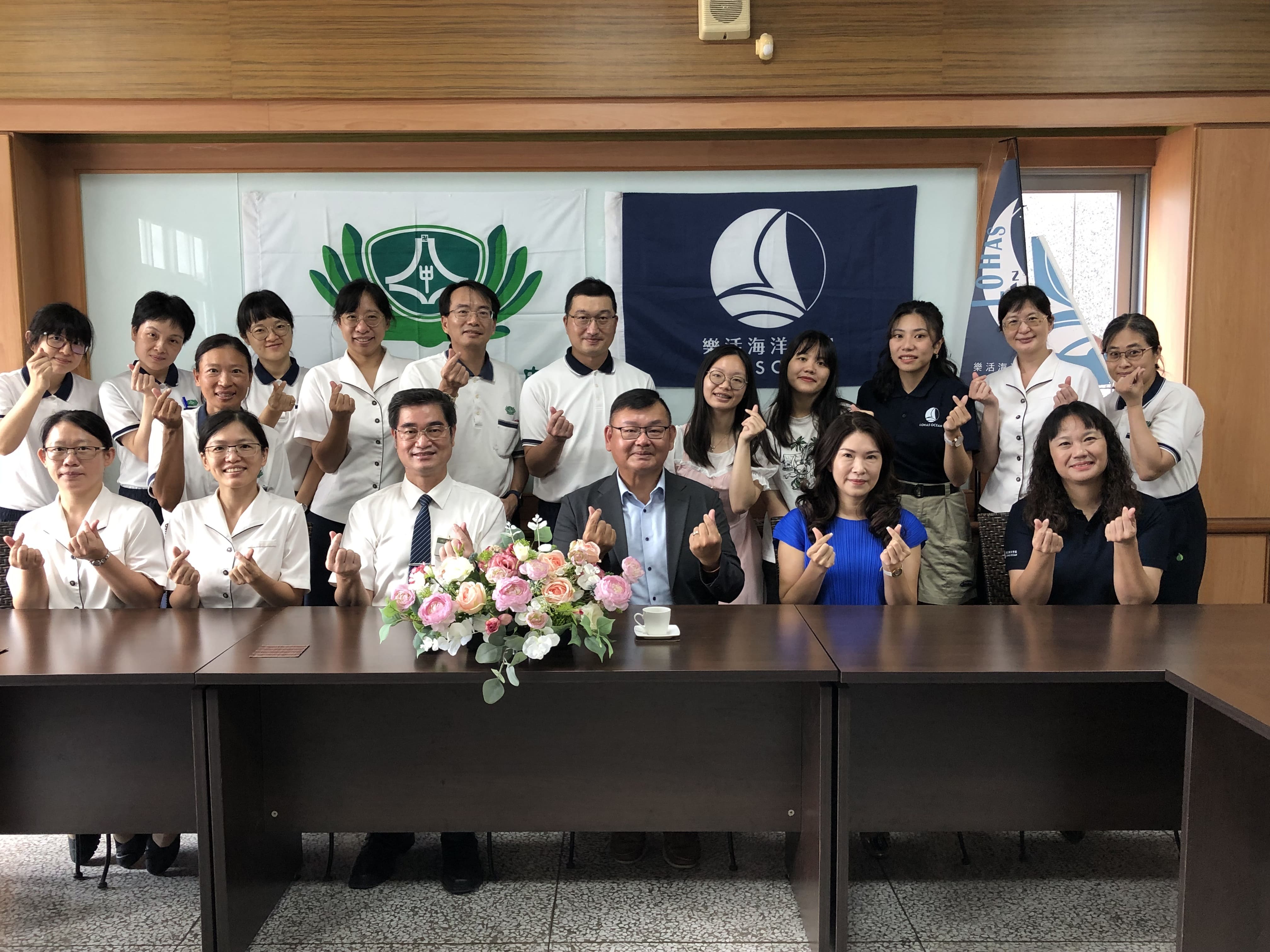 臺南慈中與樂活海洋學院於6月21日簽訂雙方合作備忘錄，期待透過雙方的合作共創永續海洋教育。