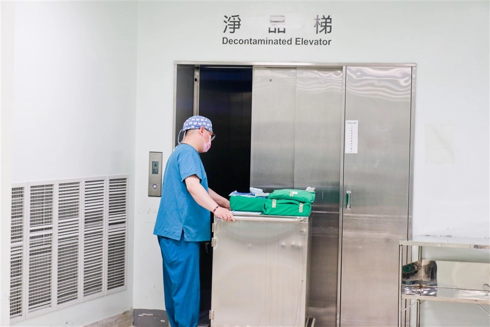 技術員將已消毒滅菌完成包盤以個案車透過淨品梯送往手術室。