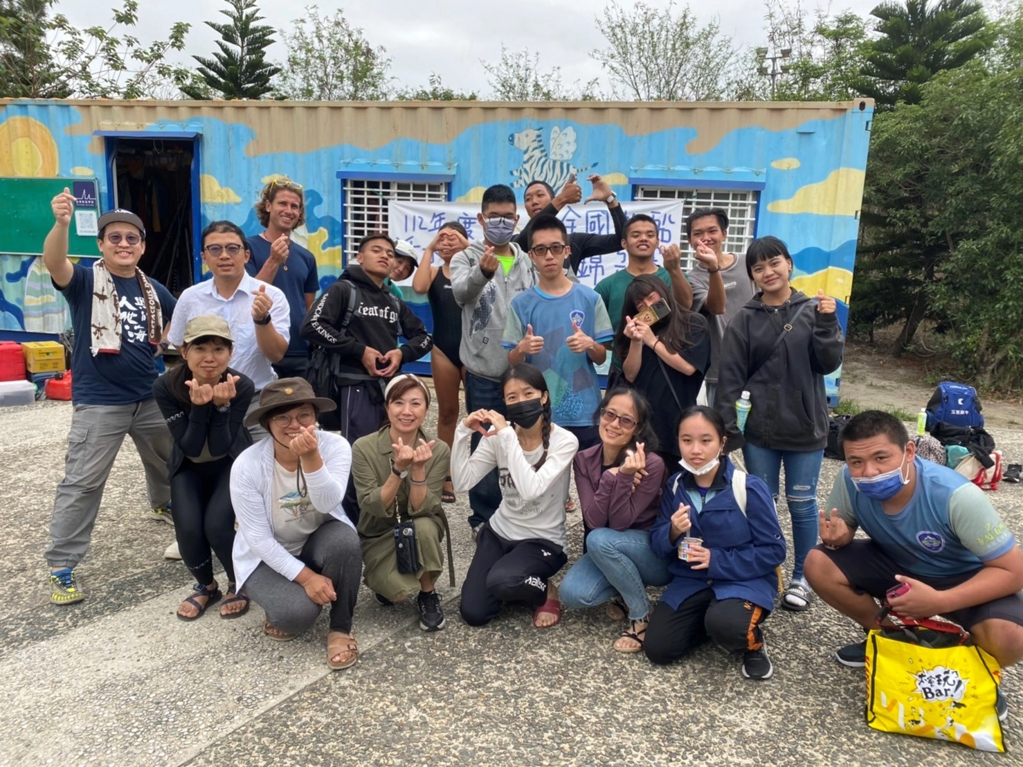 臺東女中、關山工商師生進行合影。