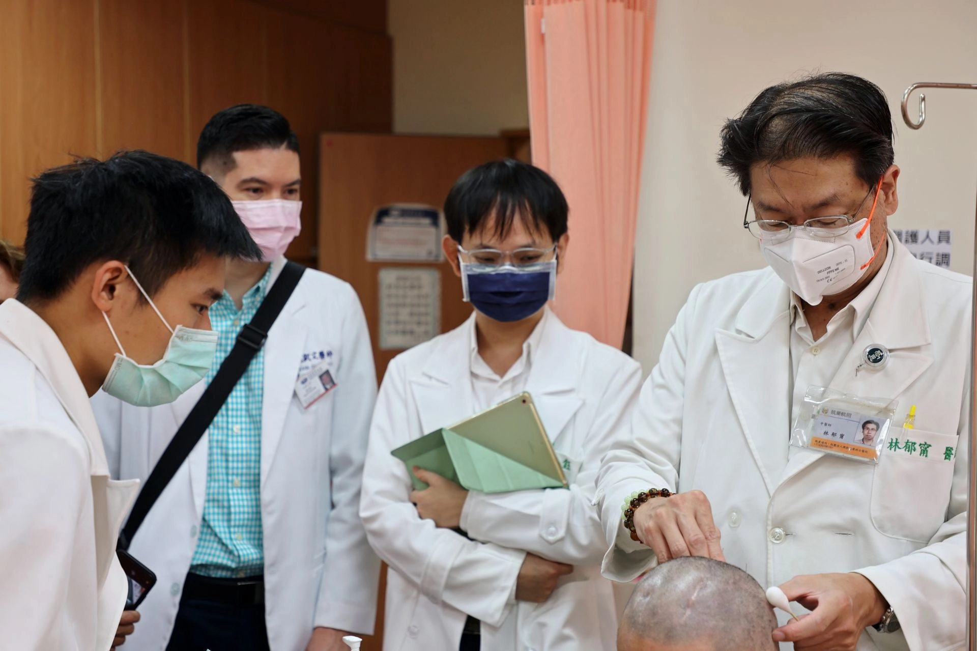 藉由中醫門診觀摩，讓參訪中醫師能實際走入診間，觀察並學習花蓮慈院中醫師的問診、把脈、針灸等治療過程與技巧，相互交流臨床經驗。