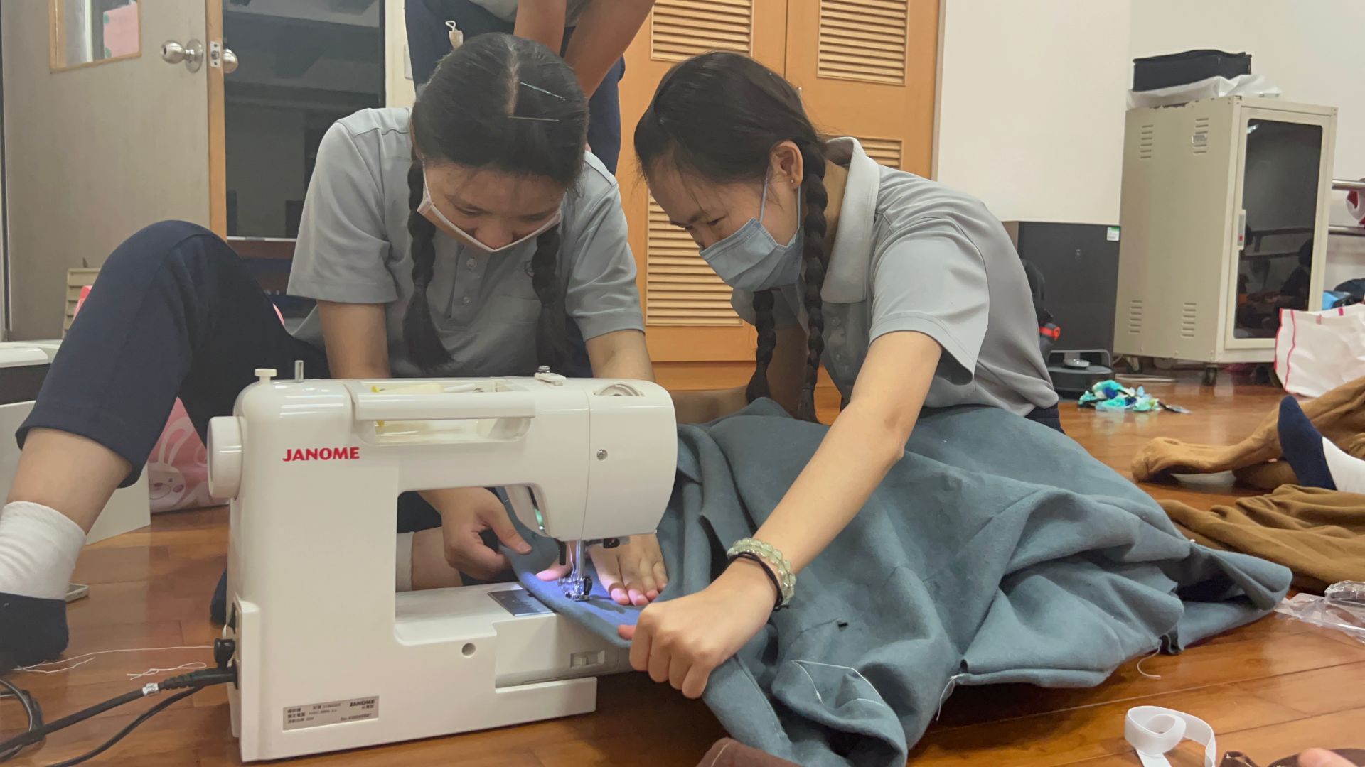 戲服要參考以往學長學姐手縫的戲服比例,才能開始縫製。