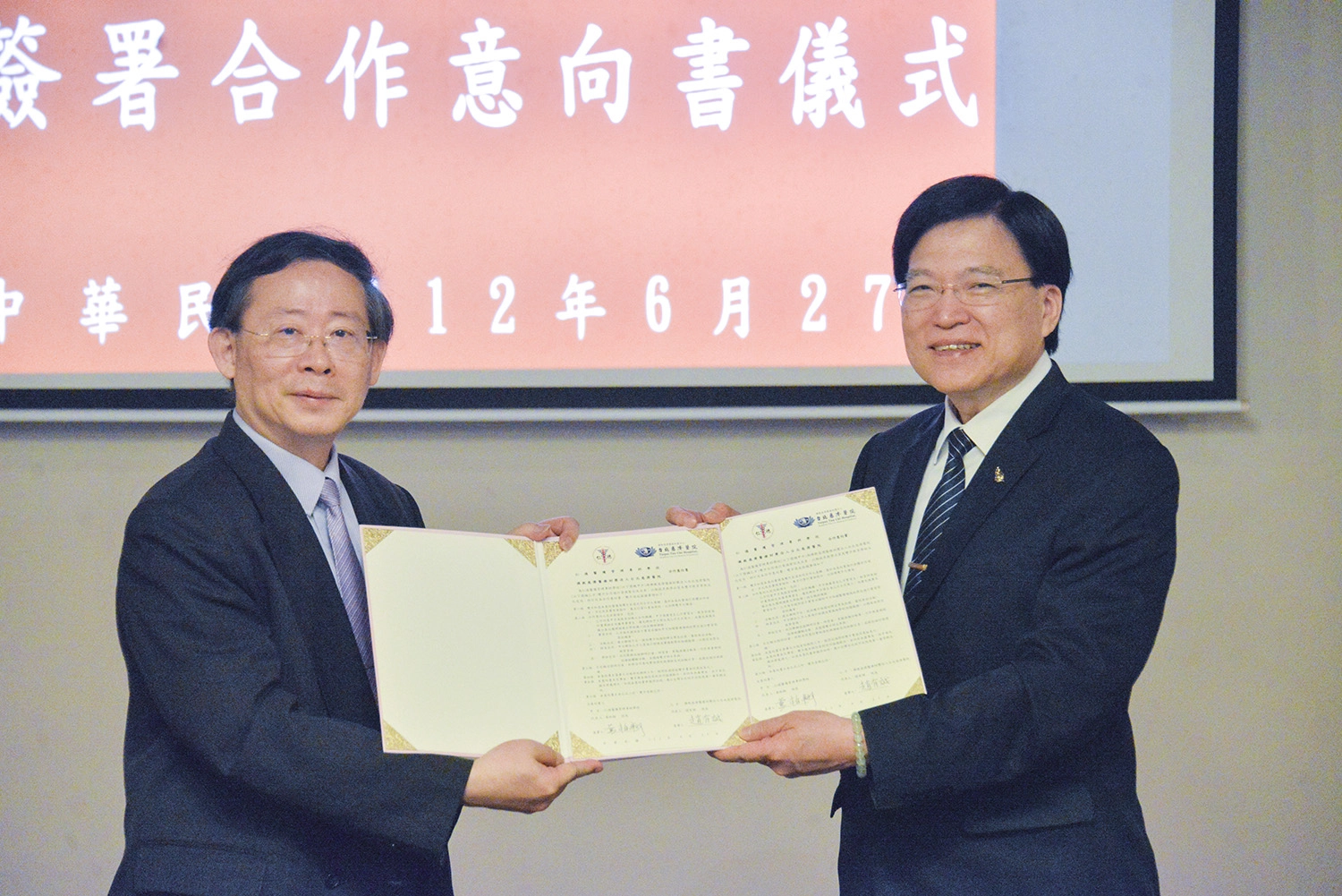 台北慈濟醫院趙有誠院長(右)、仁德醫護管理專科學校黃柏翔校長(左)正式簽署合作意向書。
