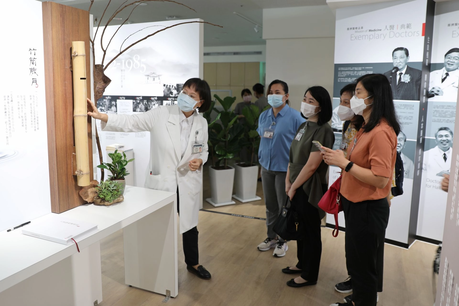 印尼Siloam Hospitals一行人參訪花蓮慈院大愛醫療溯源館，由一般內科羅文綾醫師(左一)分享竹筒歲月的故事，讓他們深受感動。