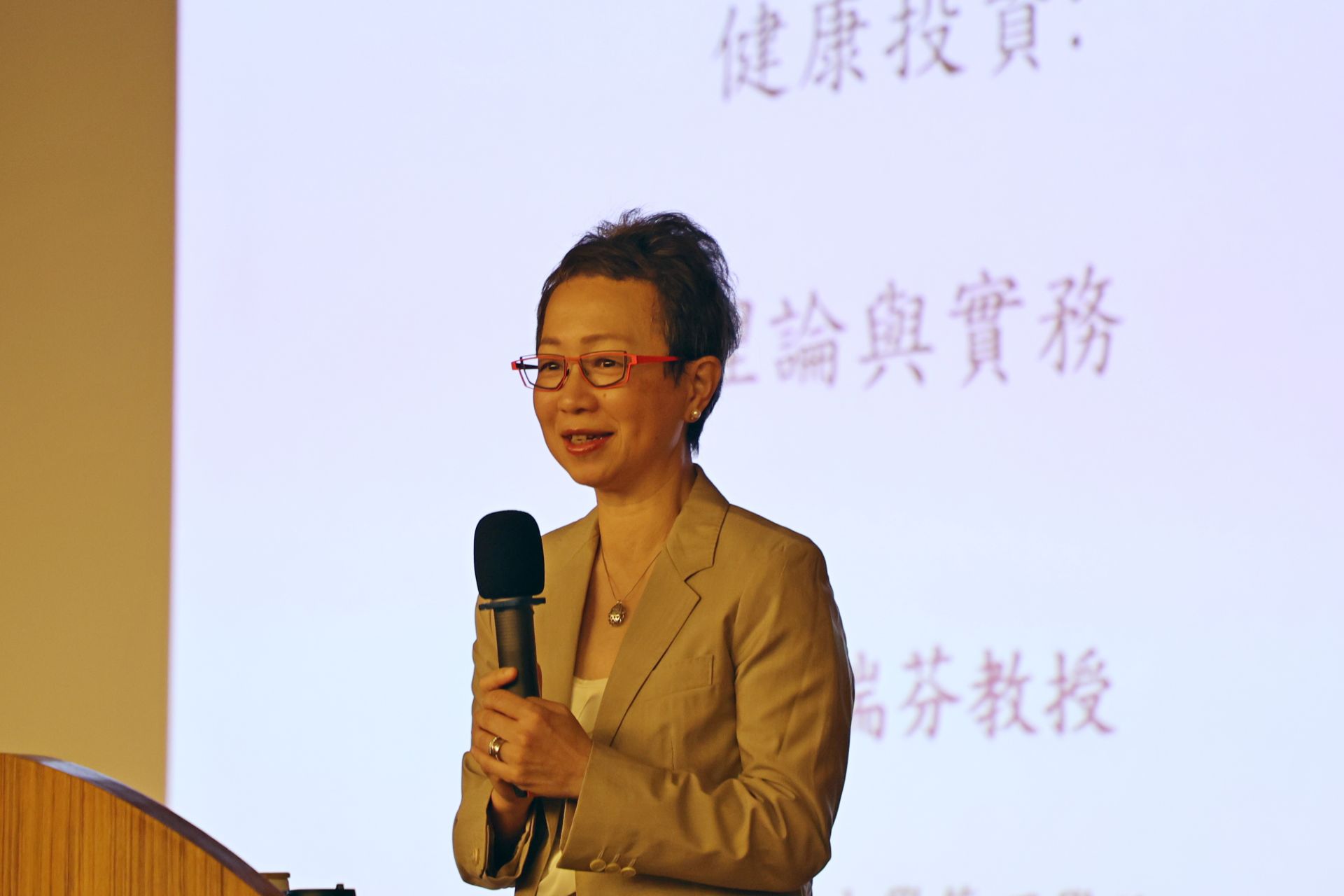 座談會前,盧瑞芬主委特別在花蓮慈院全院學術演講中分享「健康投資:理論與實務」。