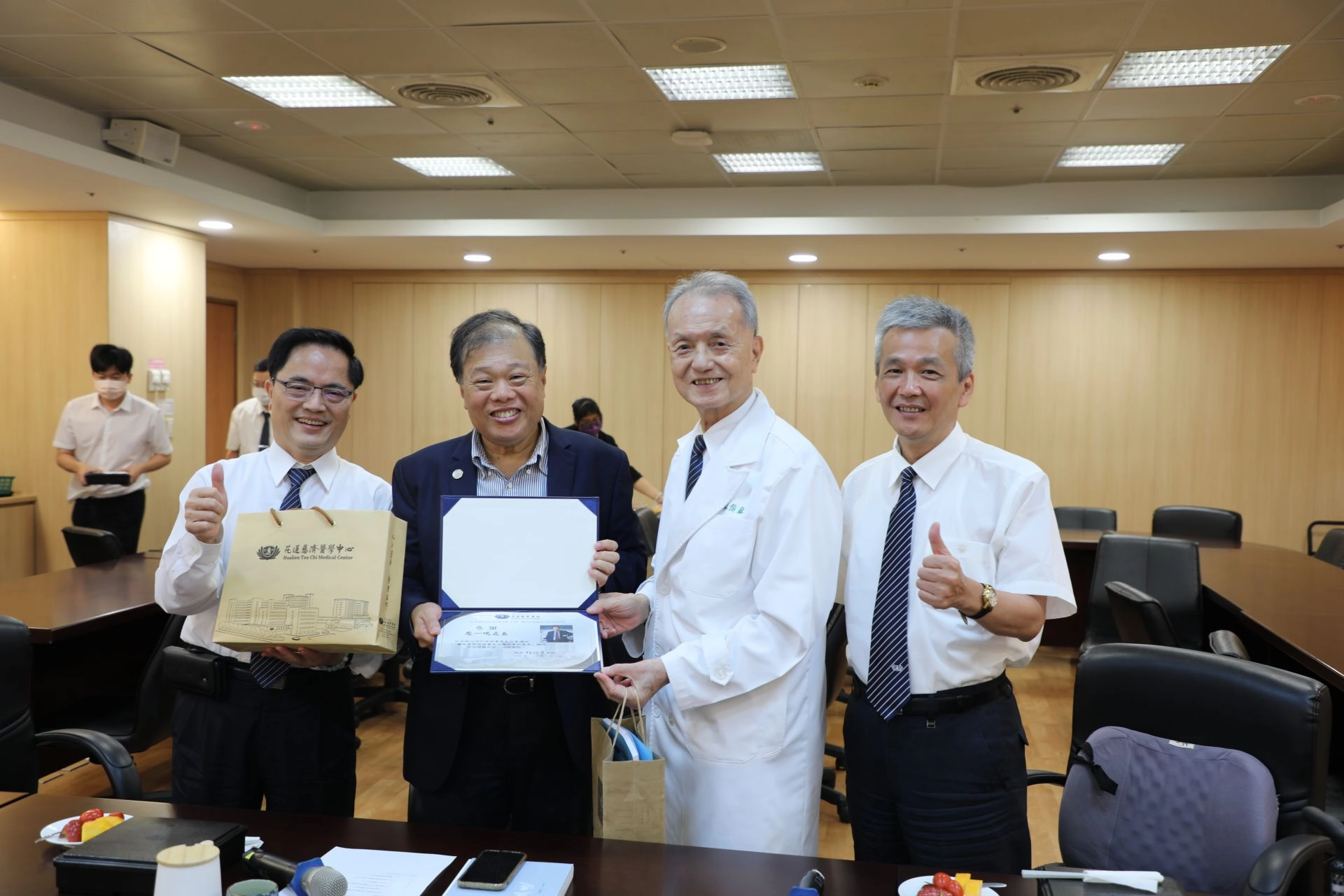 慈濟醫療法人林俊龍執行長(右二)、花蓮慈院林欣榮院長(左一)、副院長陳星助(右一)感謝衛福部資訊處龐一鳴處長(左二)蒞臨分享次世代醫療的目標。
