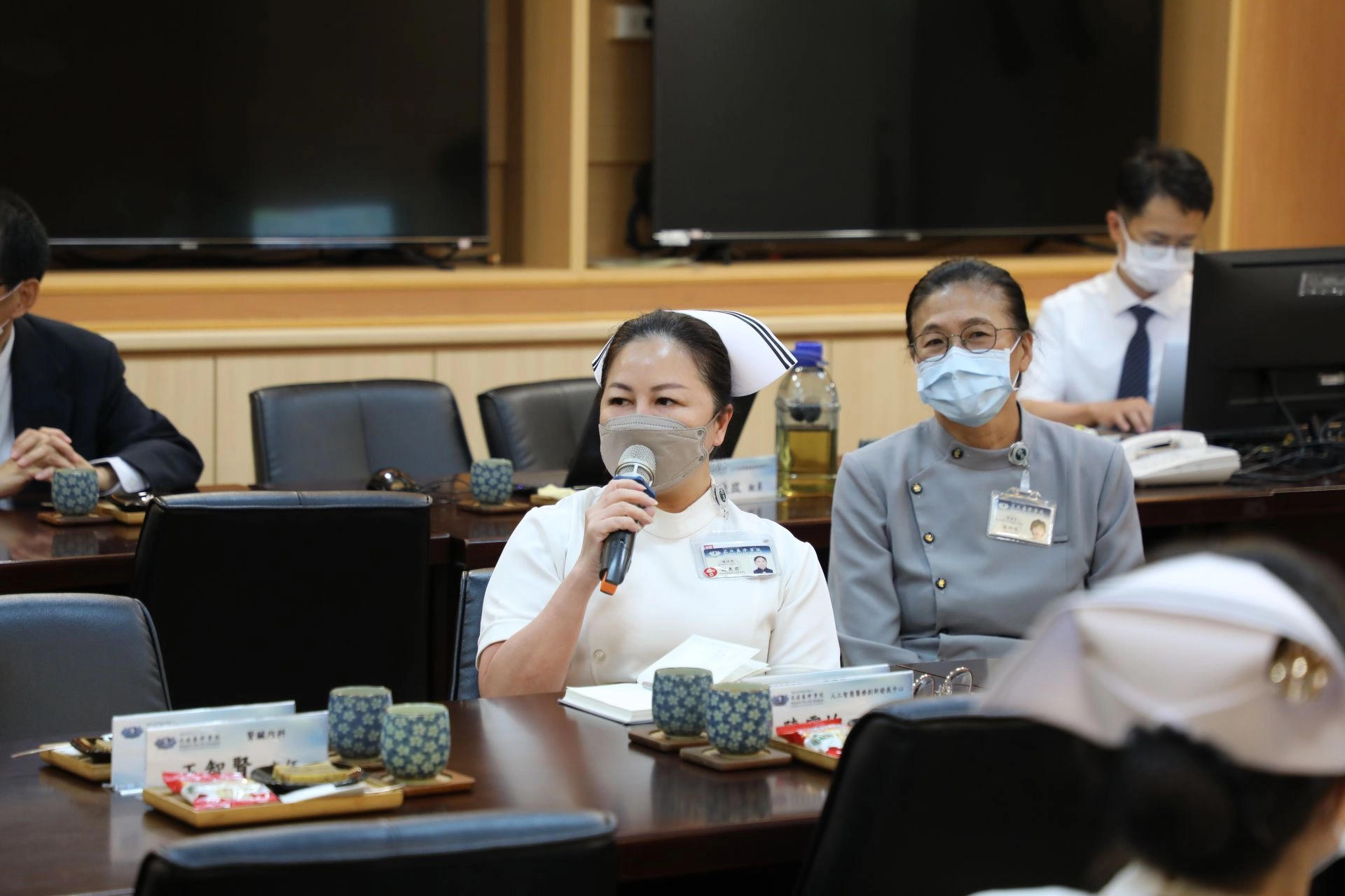 座談會上花蓮慈院護理部主任鍾惠君(帶護士帽)、醫事室主任林玲珠(灰衣)也代表護理人員參與，要以團隊的方式推動次世代醫療模式
