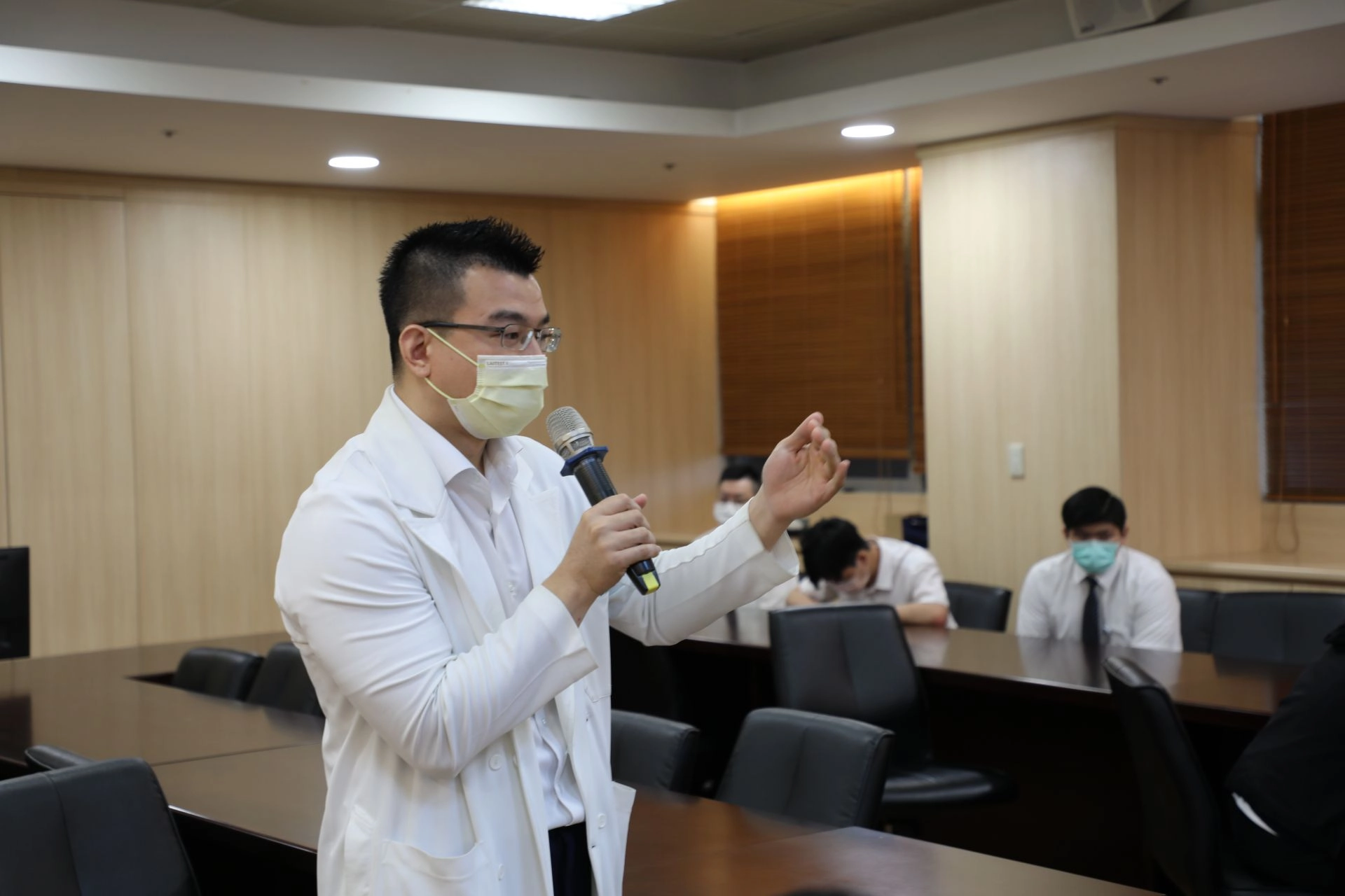 除了資訊人員之外，座談會上花蓮慈院腎臟內科郭秋煌醫師代表醫師員參與，要以團隊的方式推動次世代醫療模式