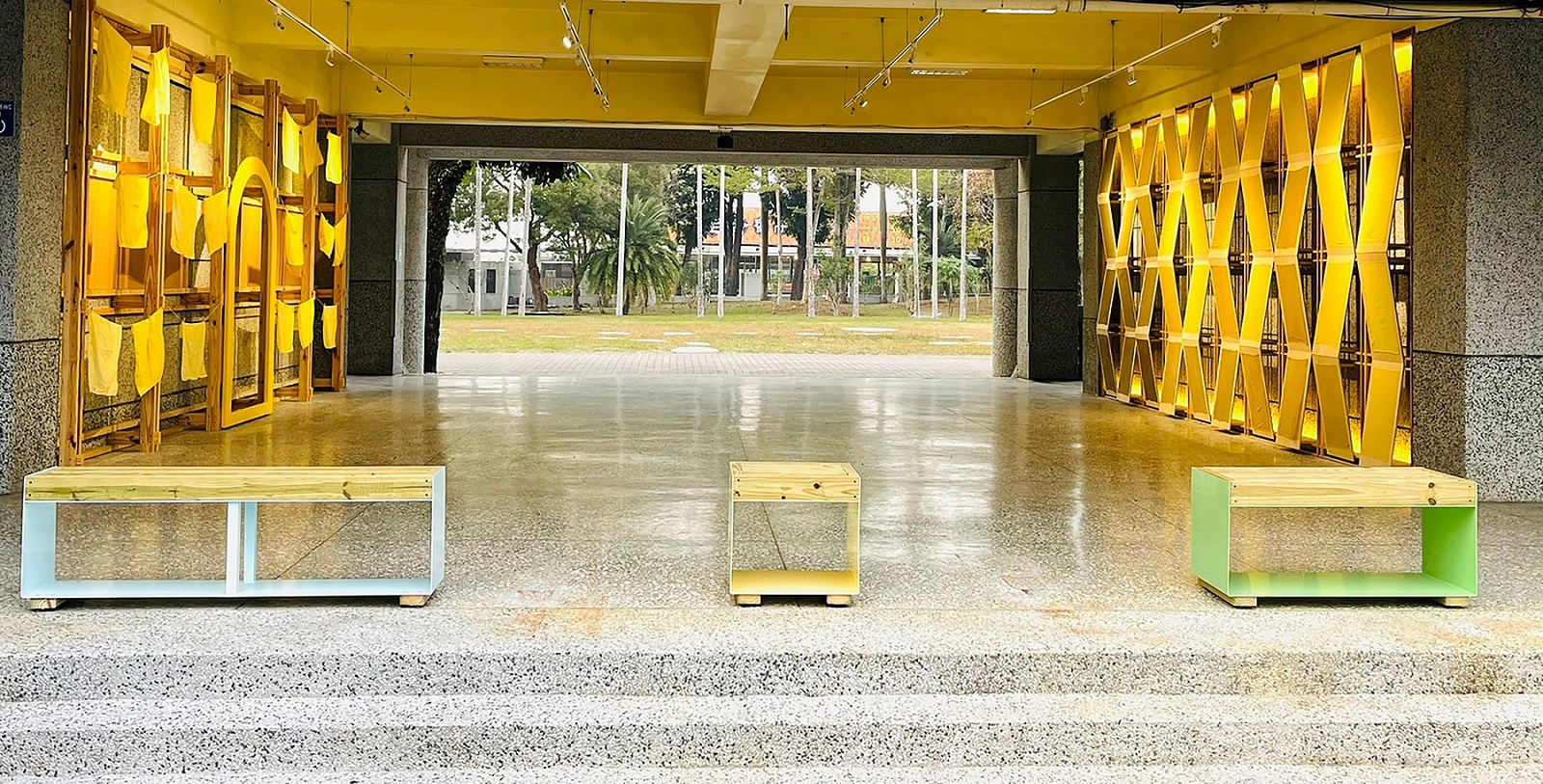 南投縣立社寮國民中學改造後的穿廊,以學校代表色「福木黃」呈現,將學校色彩與課程元素結合。