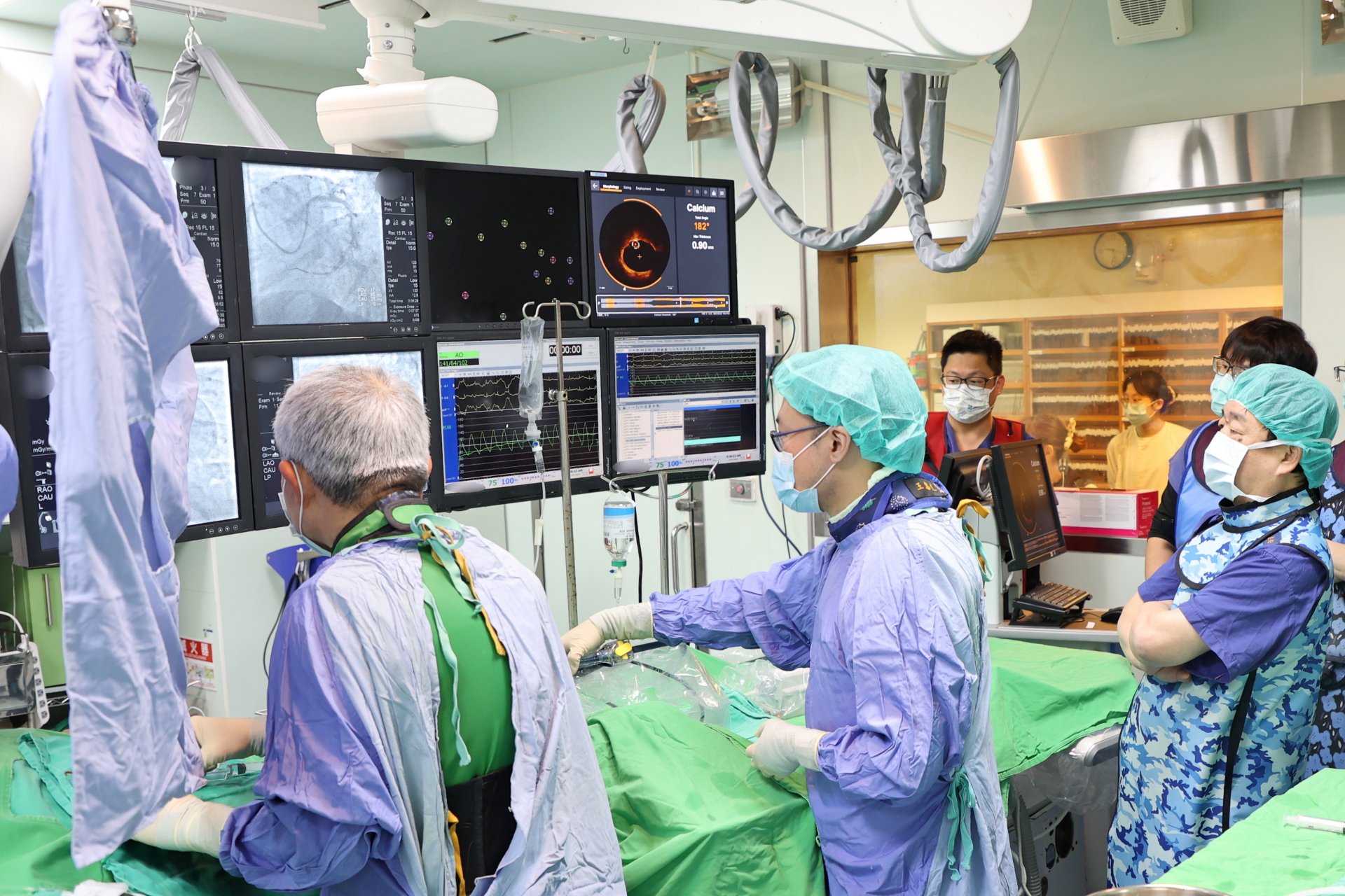 為求周全，心臟內科團隊特別邀請振興醫院心臟血管內科主任曹殿萍（右一）到現場分享臨床經驗，最終順利於三個小時內完成兩條冠狀動脈的支架置放。