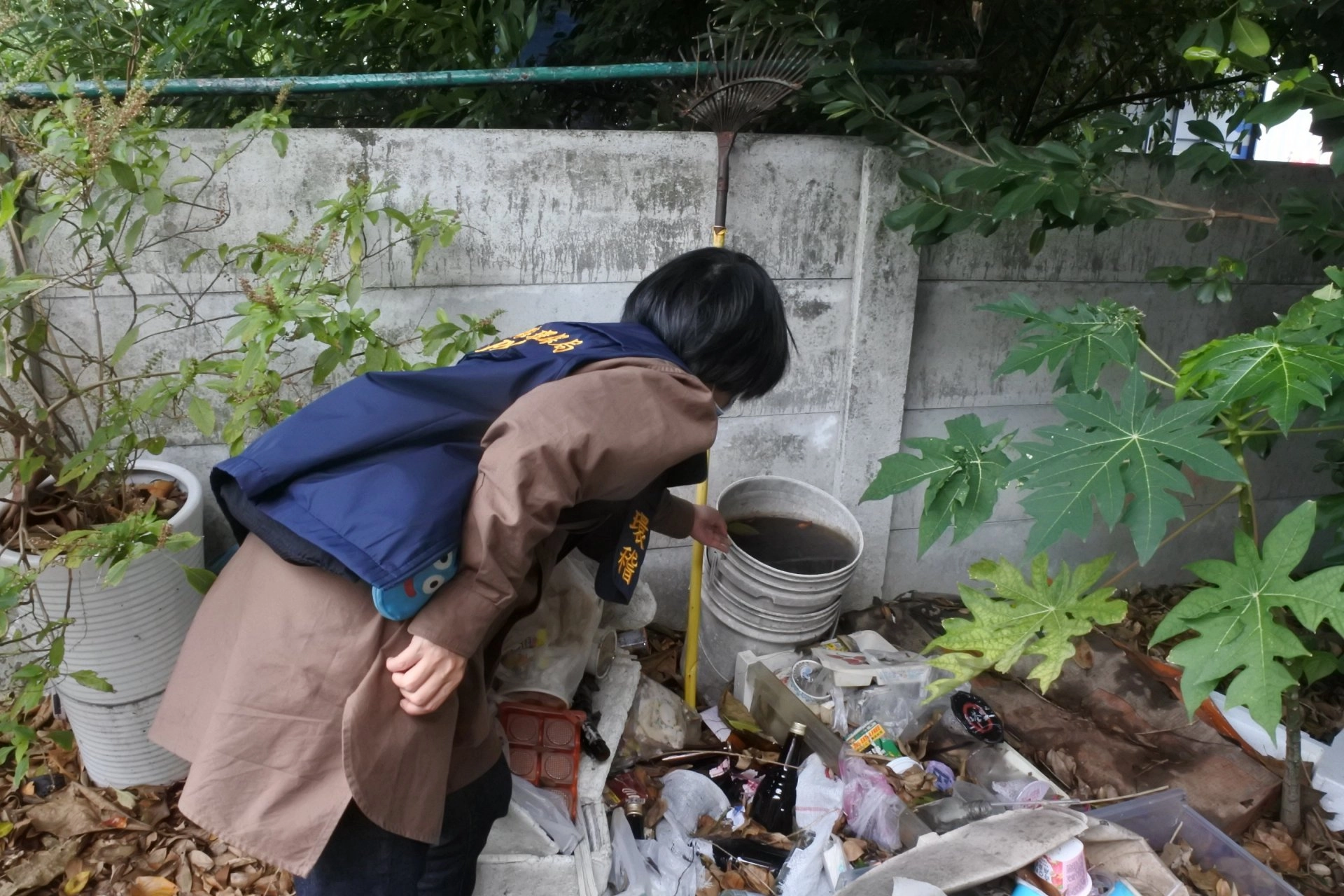 花蓮環保局進行積水容器巡檢