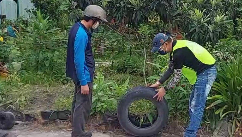 向民眾宣導物堆置容器造成積水