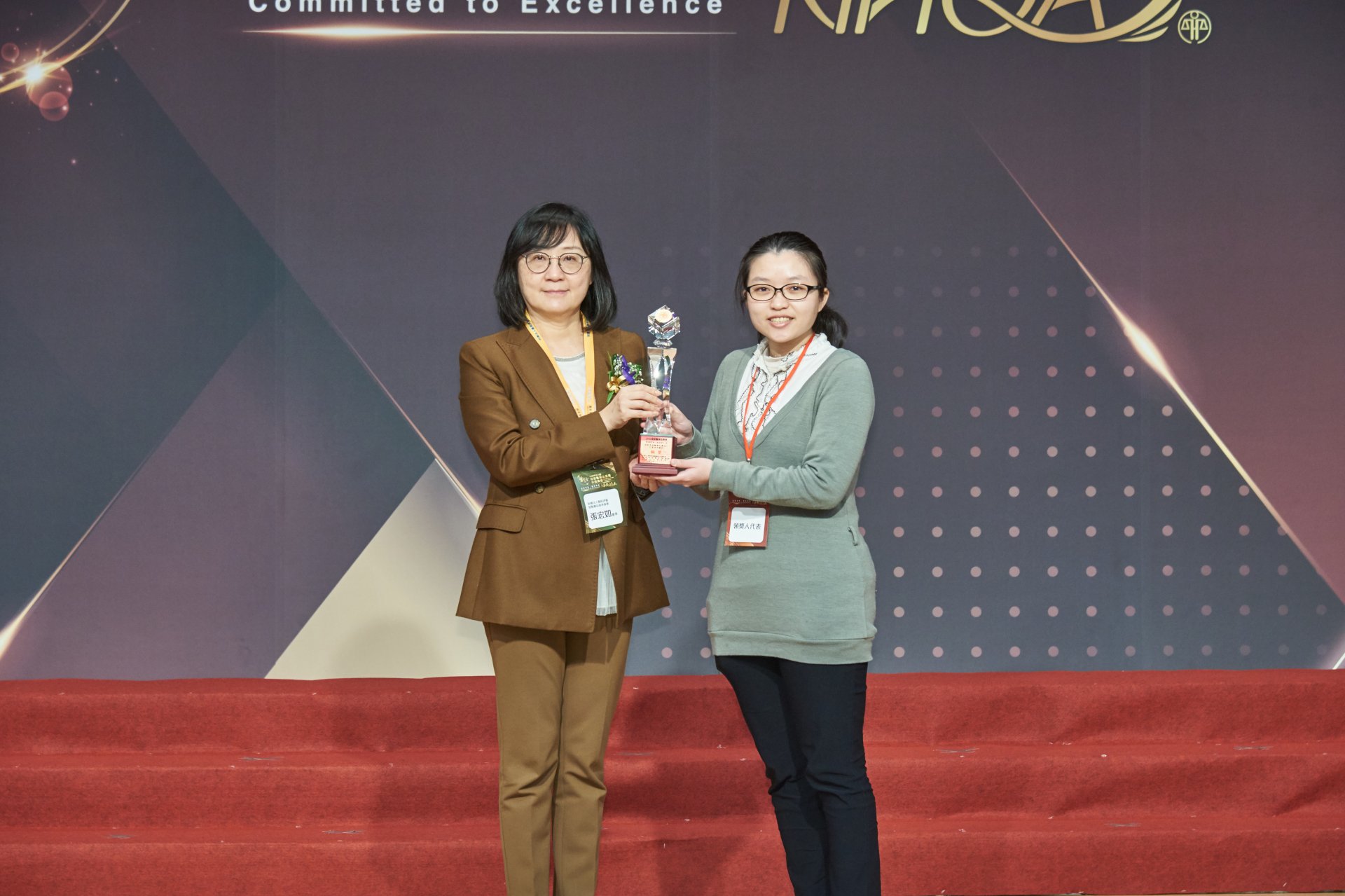 花蓮慈院在國家醫療品質獎實證醫學類-文獻查證新人組榮獲銅獎，由藥學部李芸瑄(右)代表受獎。