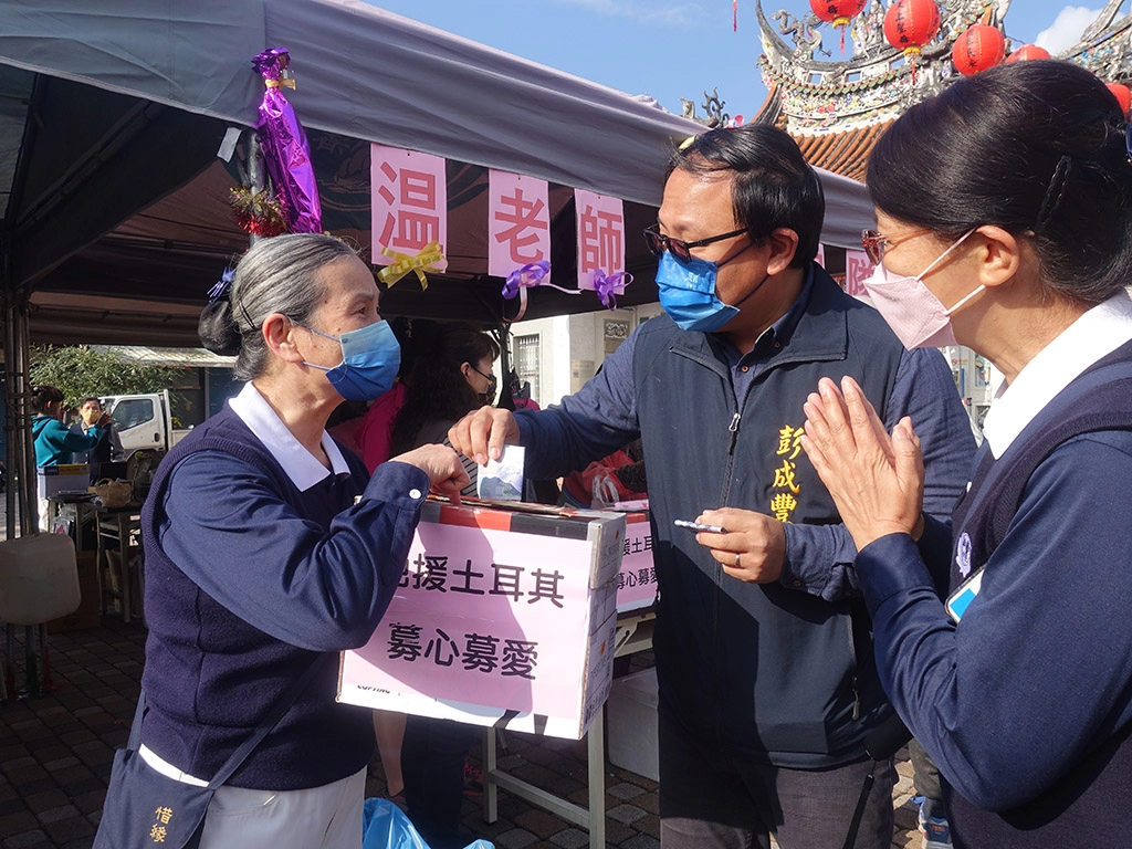 關山慈濟醫院與台東慈濟志工3月4日在關山天后宮廣場舉辦為土耳其震災義賣活動，當地仕紳、民眾熱情響應。