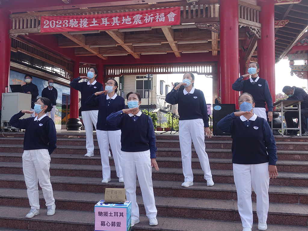 台東慈濟志工上台呈現〈人間有愛〉手語。