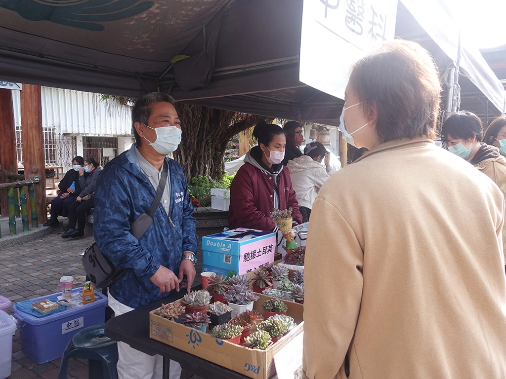 關山慈濟醫院與台東慈濟志工3月4日在關山天后宮廣場舉辦為土耳其震災義賣活動。