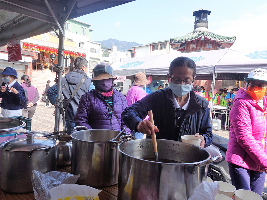 謝女士(紫色外套)買了熱湯，他說：我們響應一點點錢就可以捐給土耳其。