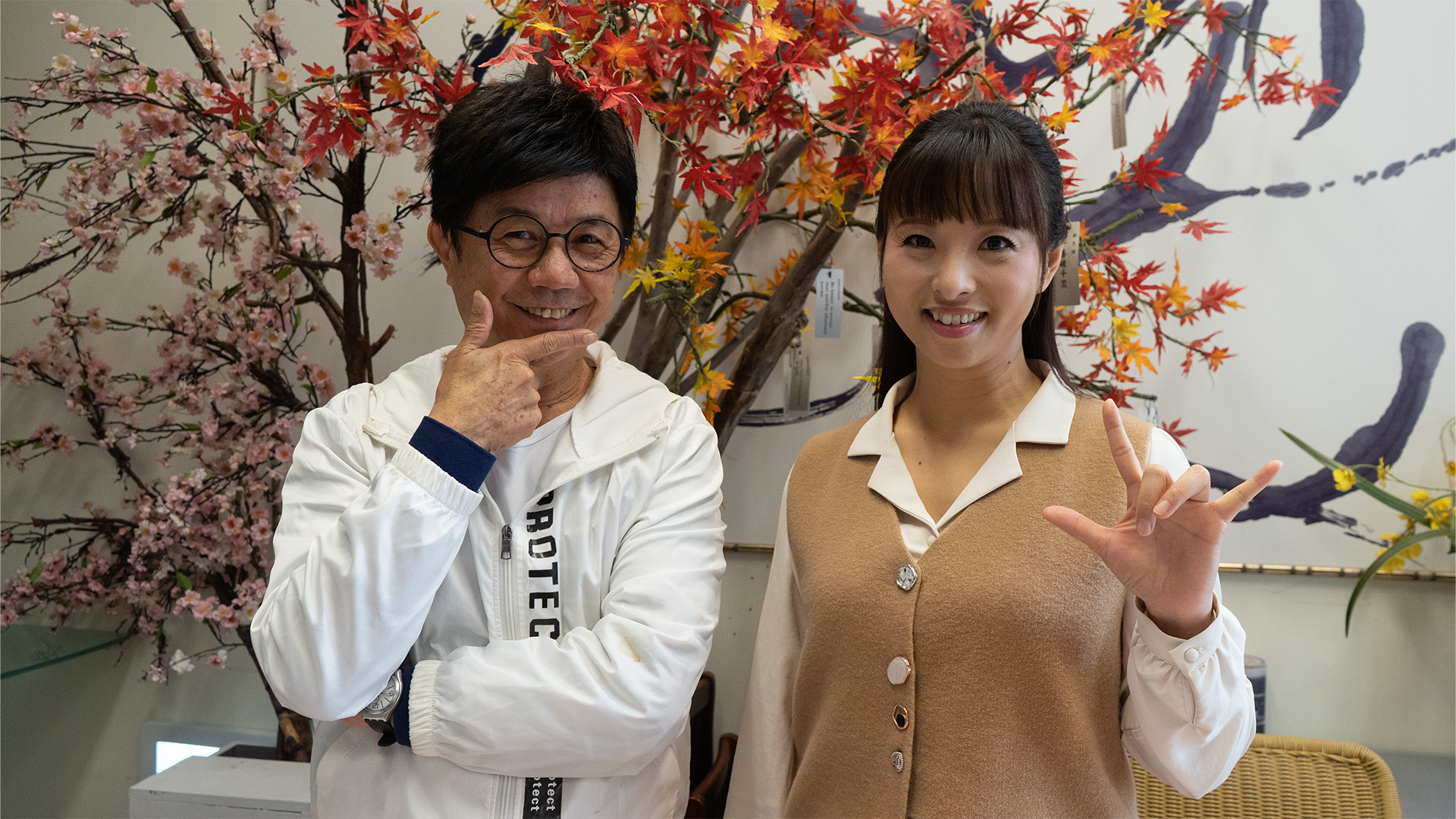 《手比嘛會通》主持人朱愛琪(右)錄影時,好友手語顧問老師陳濂僑也會在一旁陪伴。