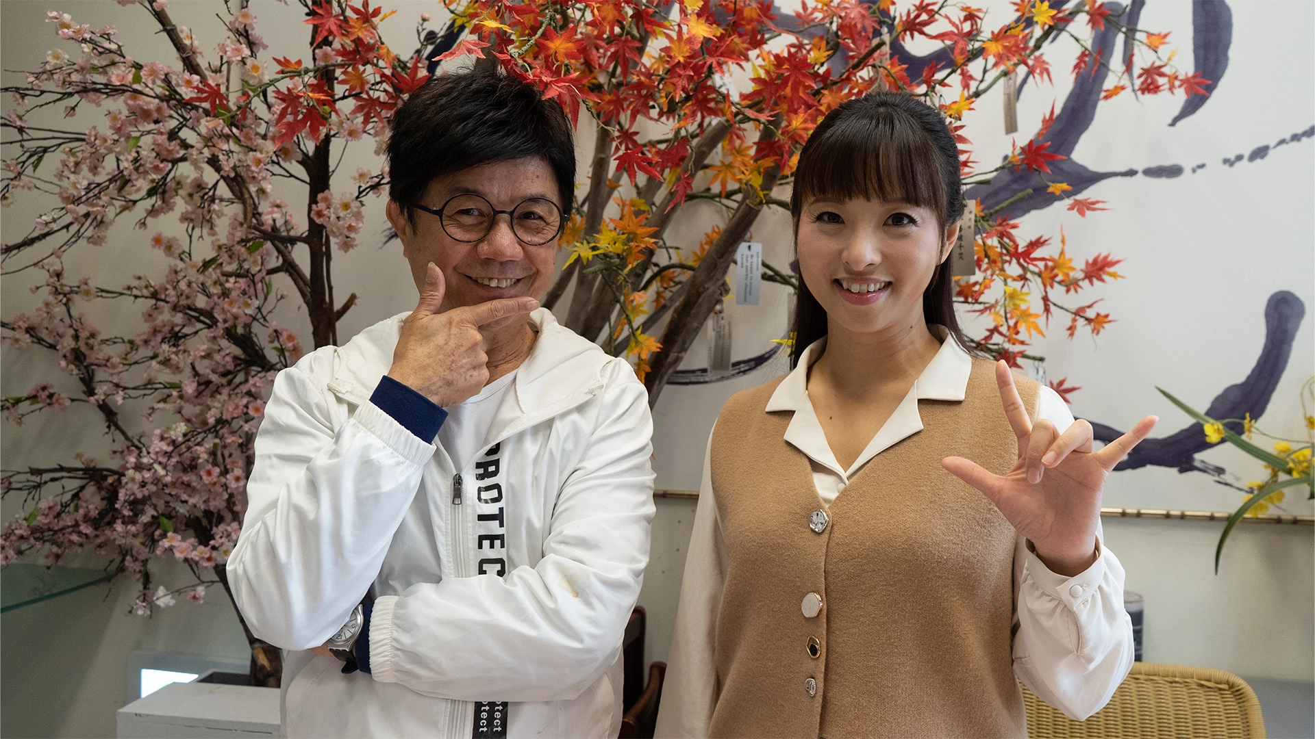 《手比嘛會通》主持人朱愛琪(右)錄影時，好友手語顧問老師陳濂僑也會在一旁陪伴。