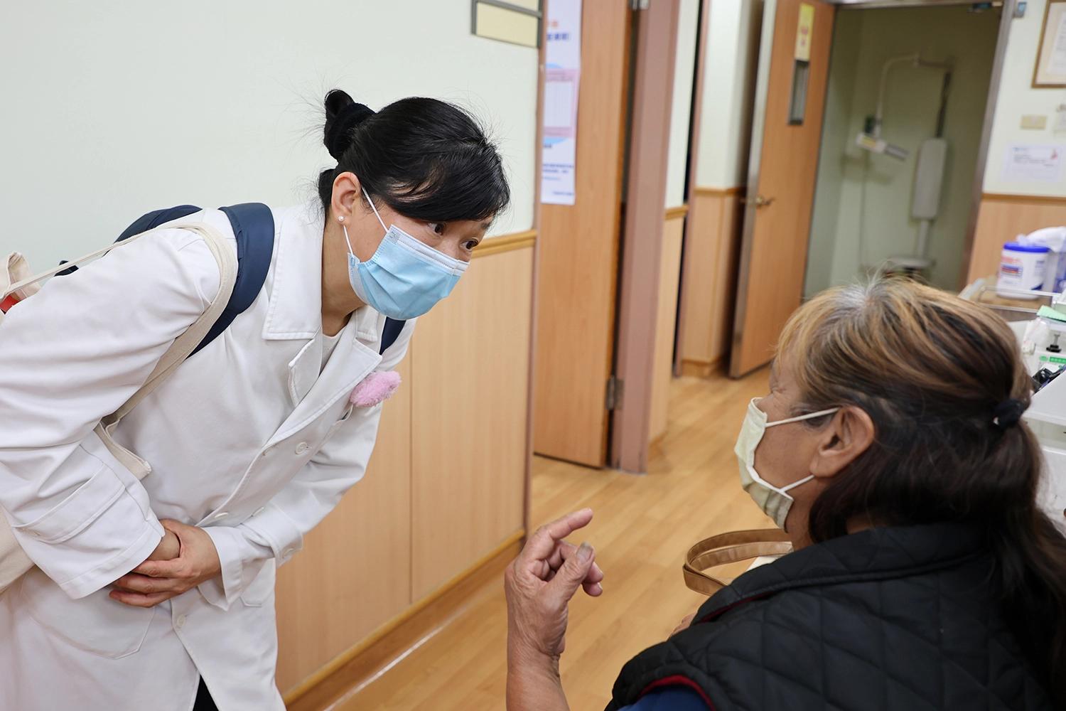 花蓮慈院小兒部朱紹盈醫師關懷家屬和孩子的健康狀況。