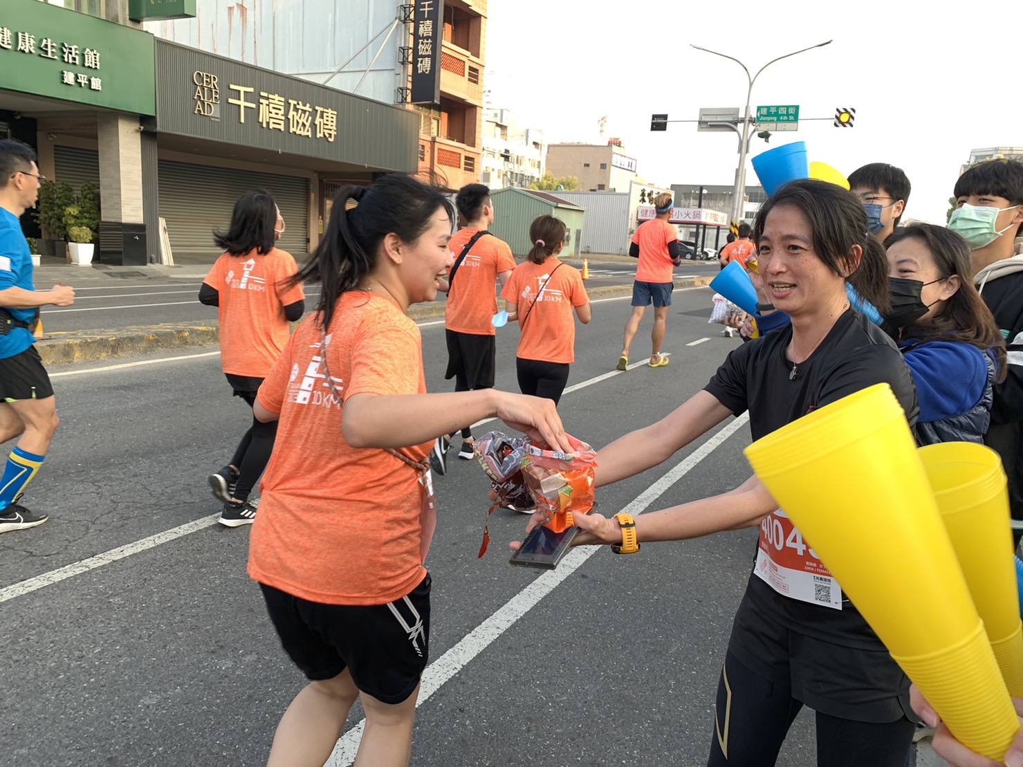 南慈加油團在場邊為路跑選手加油打氣同時提供巧克力應援補給讓場上跑者維持體力。