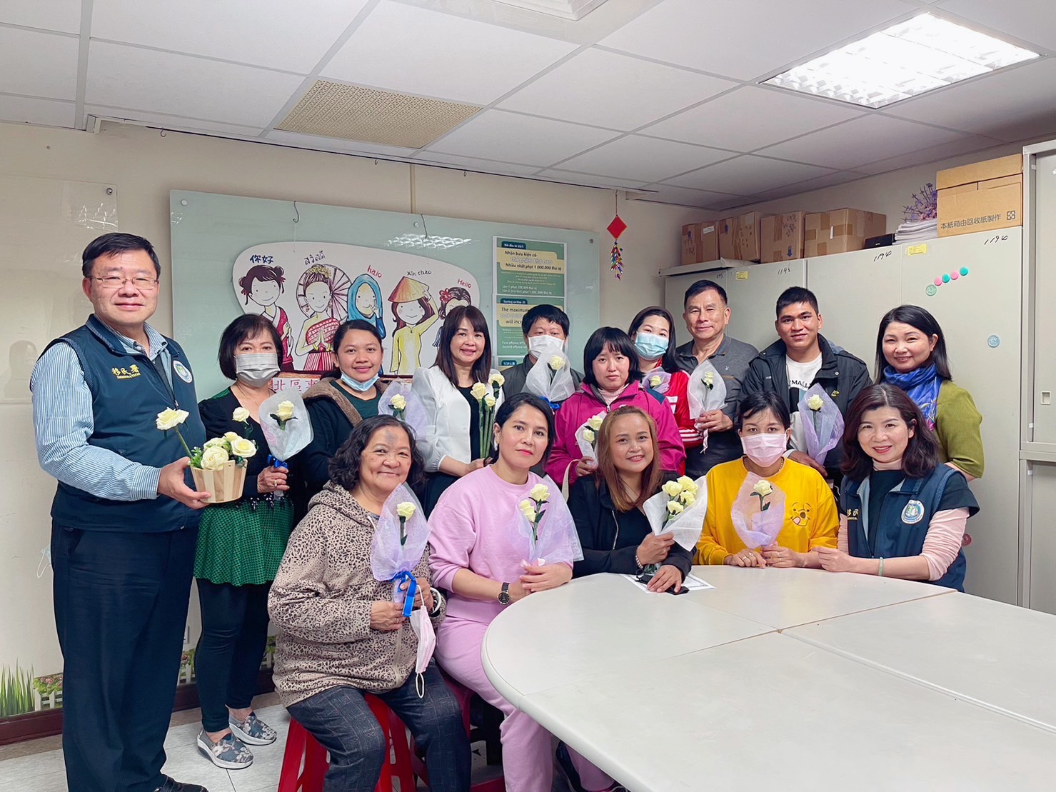 新住民與眷屬手持手作玫瑰花開心合影。