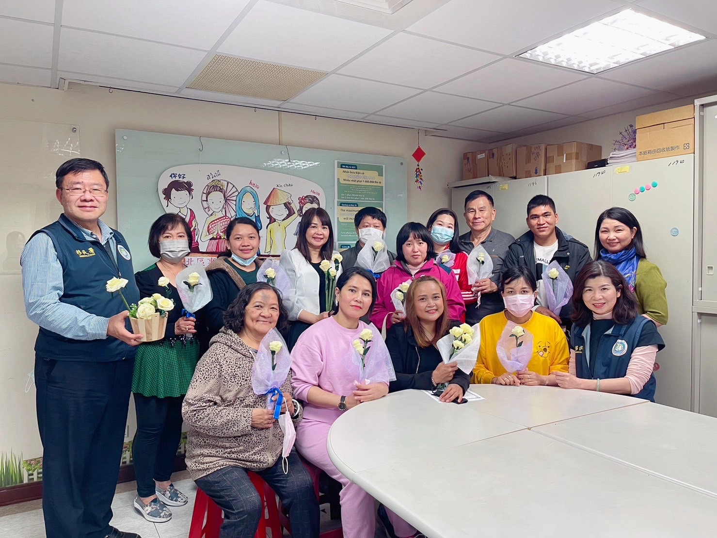新住民與眷屬手持手作玫瑰花開心合影。
