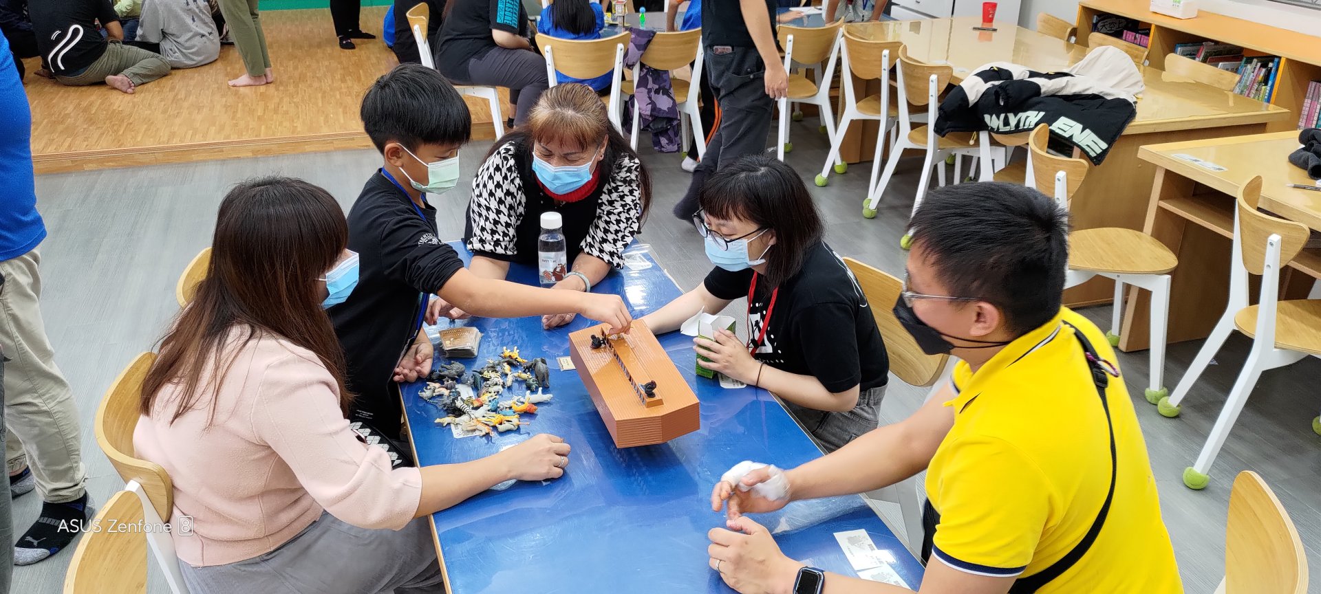 與家長一起參與桌遊來增進親子間的互動，創造共遊共成長的機會。