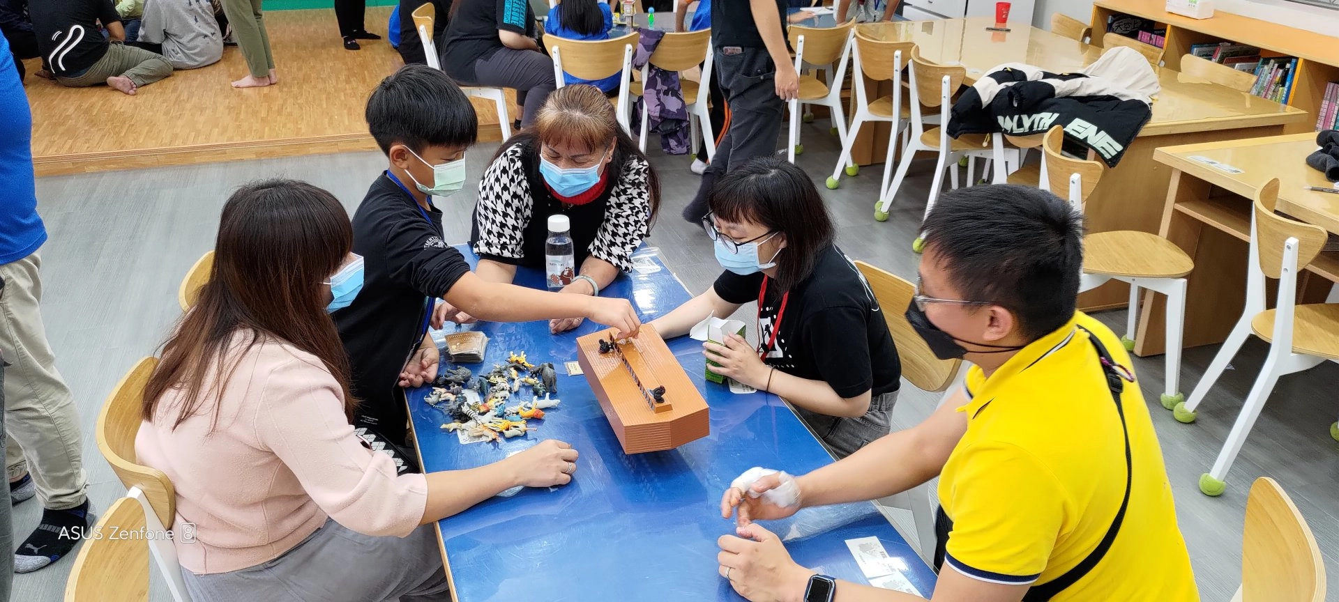 與家長一起參與桌遊來增進親子間的互動，創造共遊共成長的機會。