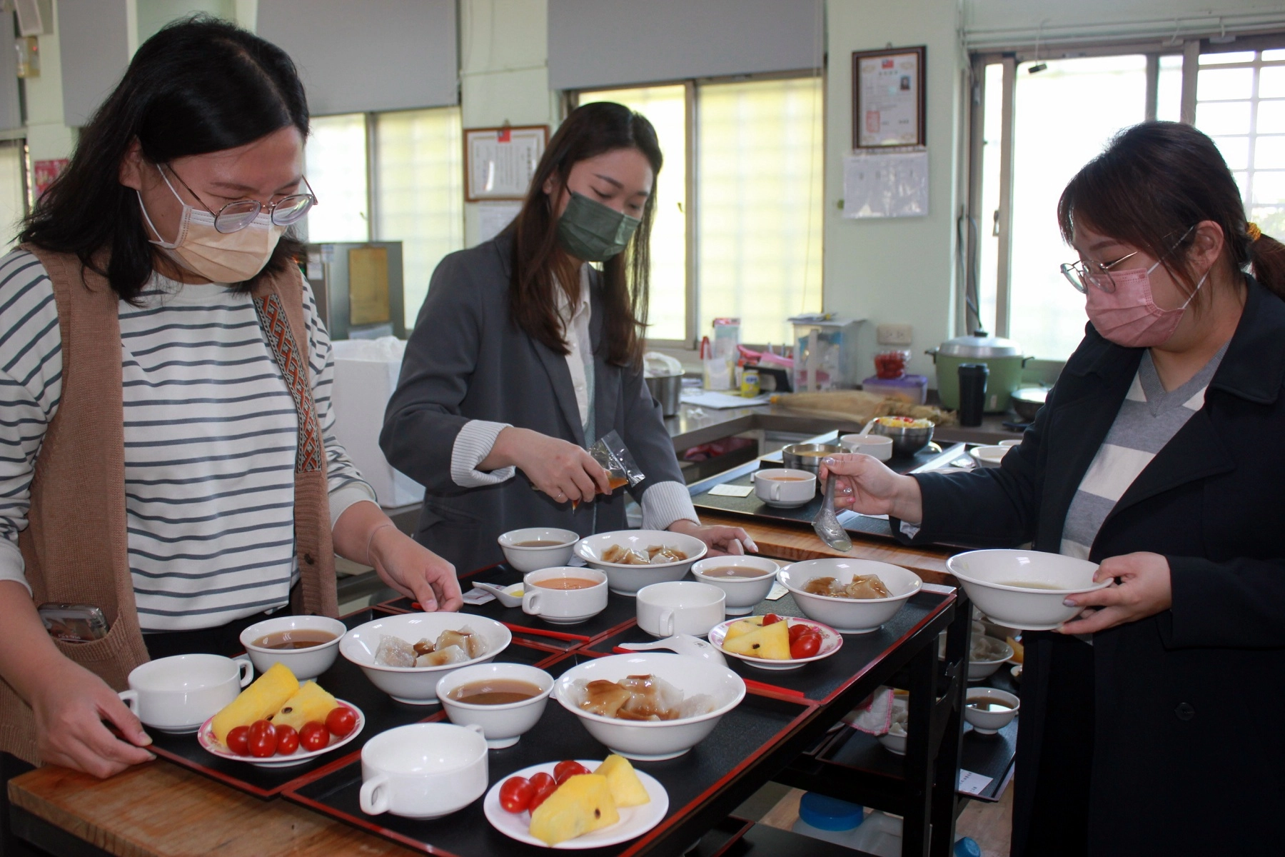 傳承兩代的傳統小吃店負責人楊怡筑準備高齡友善的傳統美食