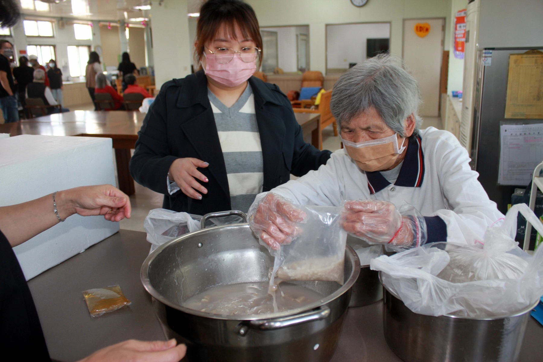黃阿嬤幫忙烹煮四神湯