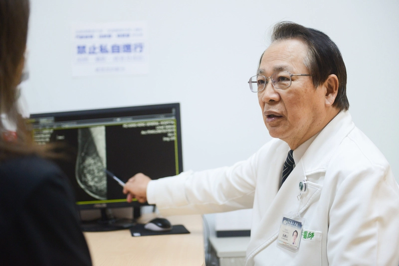 台北慈濟醫院乳房外科張耀仁副院長看診照。