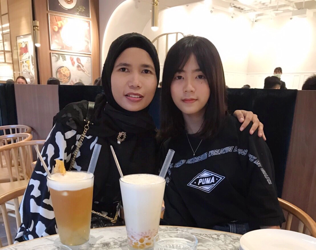丁安妮(左)在教育上尊重女兒(右)的想法。