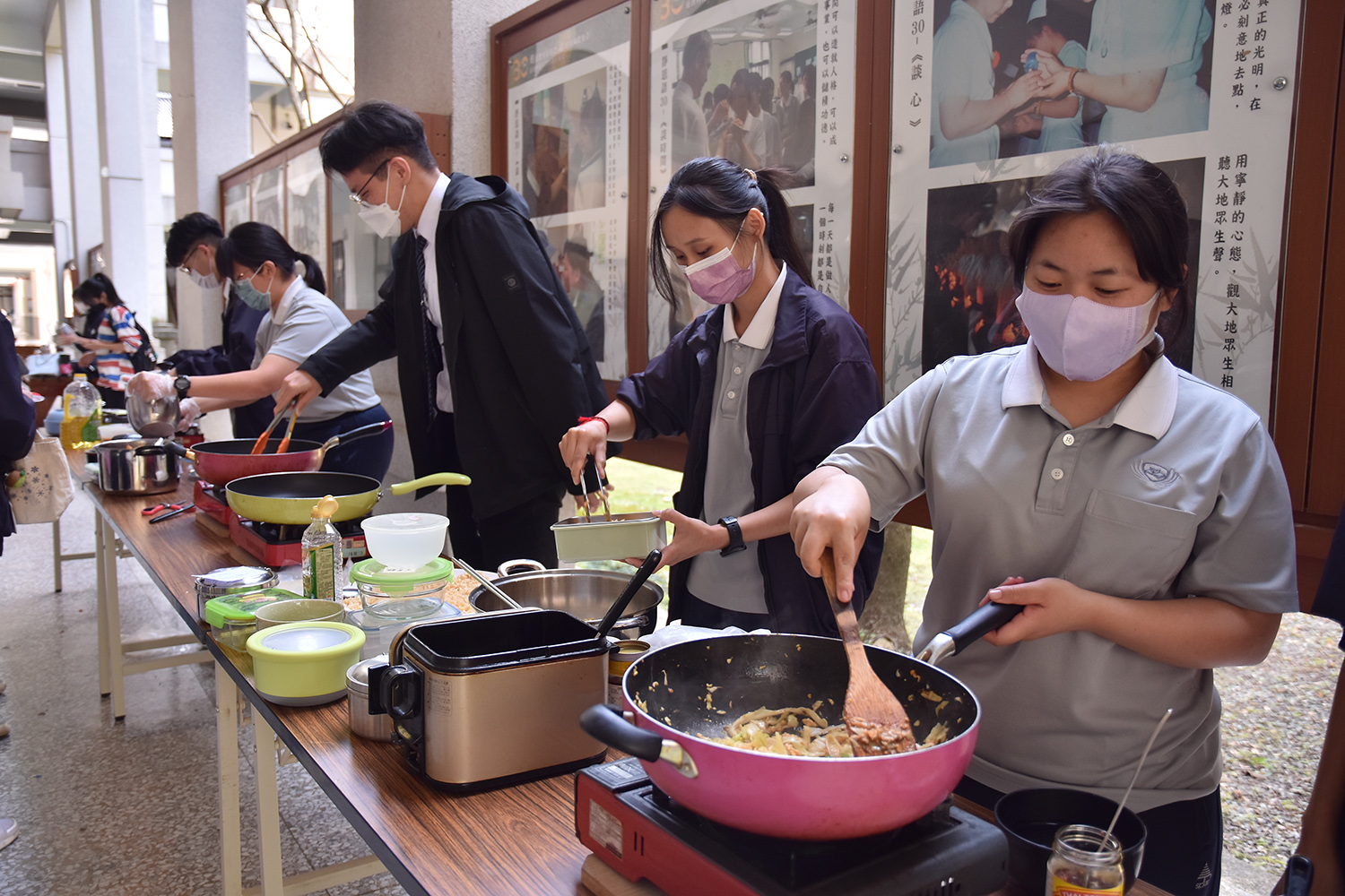 慈濟科技大學人文室及國際學生聯誼會推出「國際美食」募心募愛。