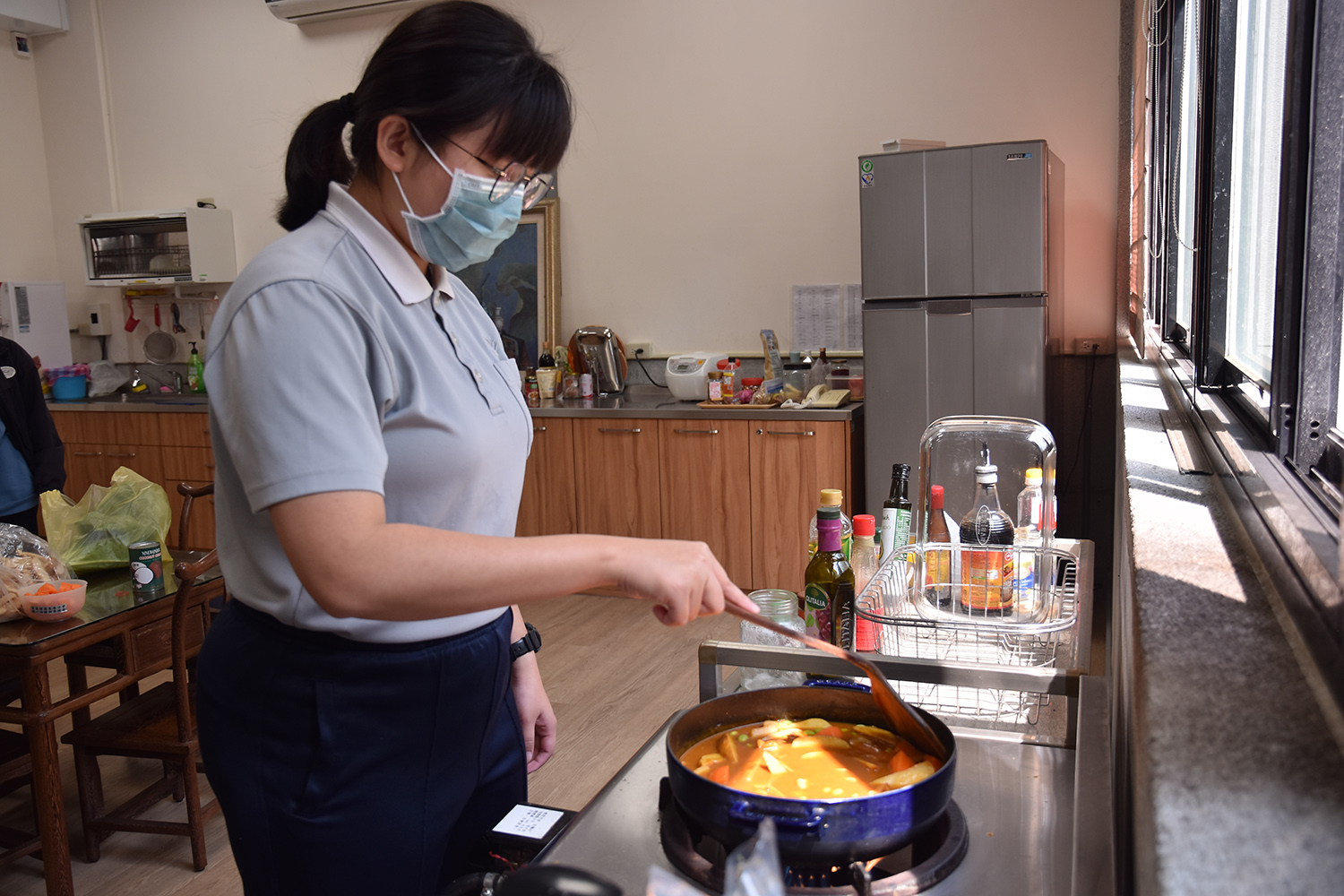 從備菜到烹調，都由外籍學生全權負責。