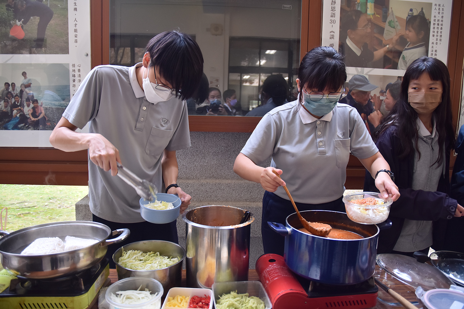 泰國、印尼及馬來西亞學生烹調家鄉美食。