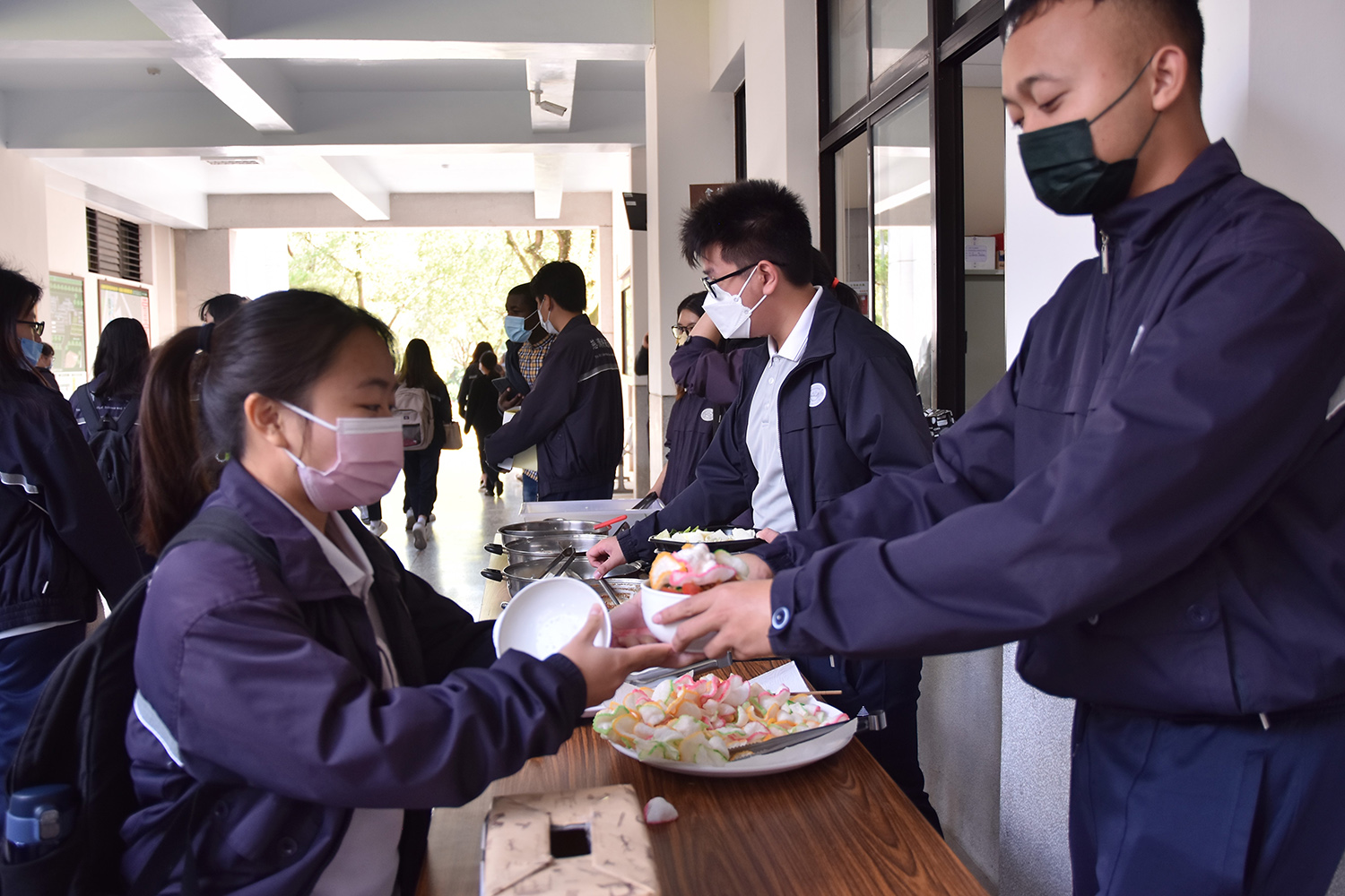 全校師生一齊響應國際素食募心募愛活動。