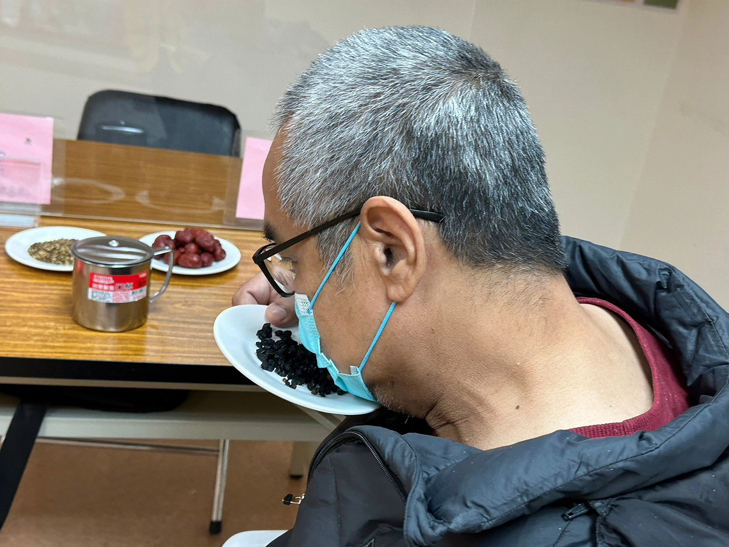 學員長輩嗅聞藥材味道。