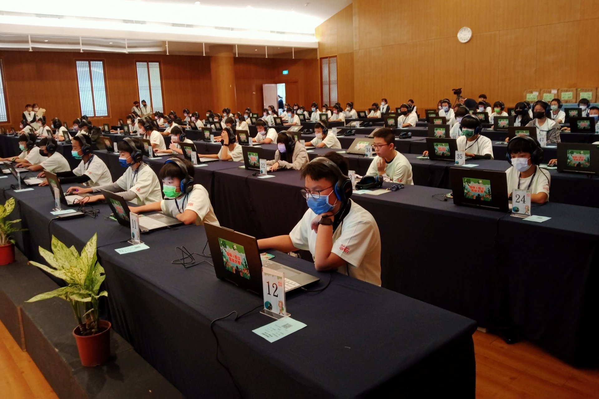 慈濟與南投縣政府3月8日在慈濟南投聯絡處舉辦環保防災電競比賽,一百多位學子參加。