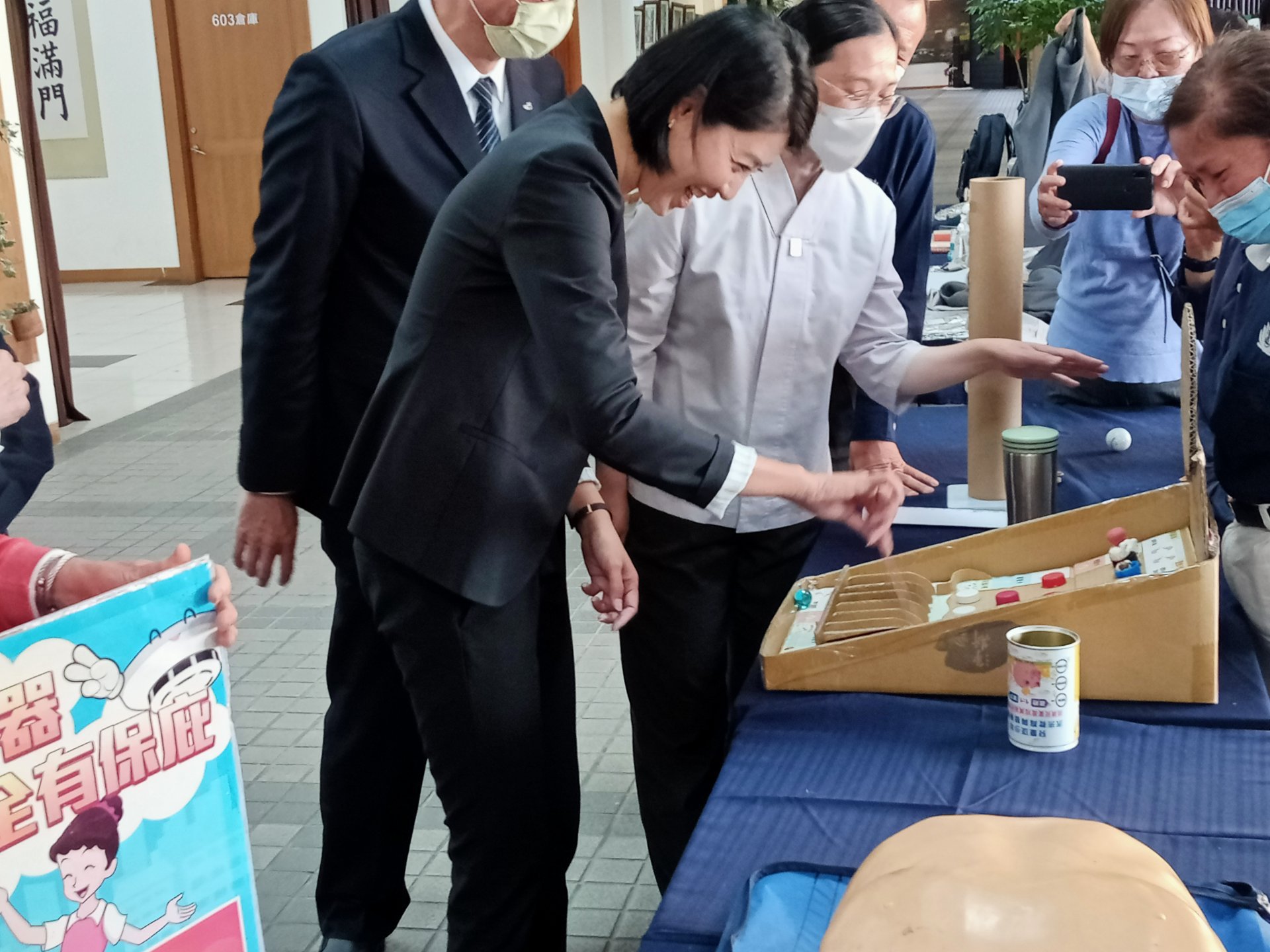 電競比賽場外有縣府單位設展位推廣,許淑華縣長到慈濟志工設置的遊戲攤位體驗。