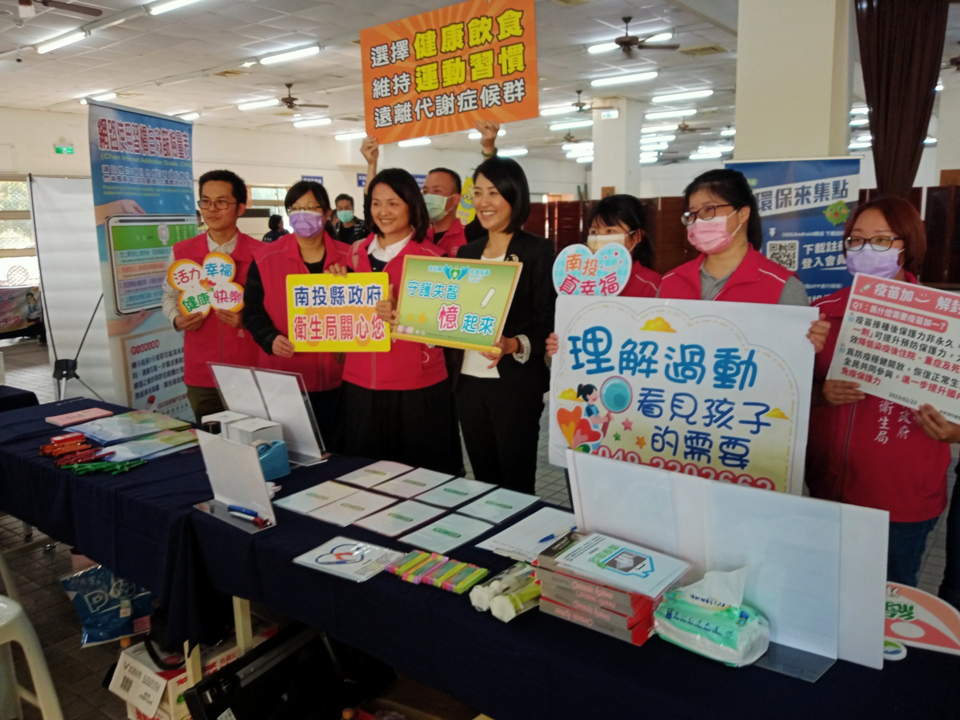 慈濟與南投縣政府3月8日在慈濟南投聯絡處舉辦電競比賽,場外有縣府單位設展位推廣。